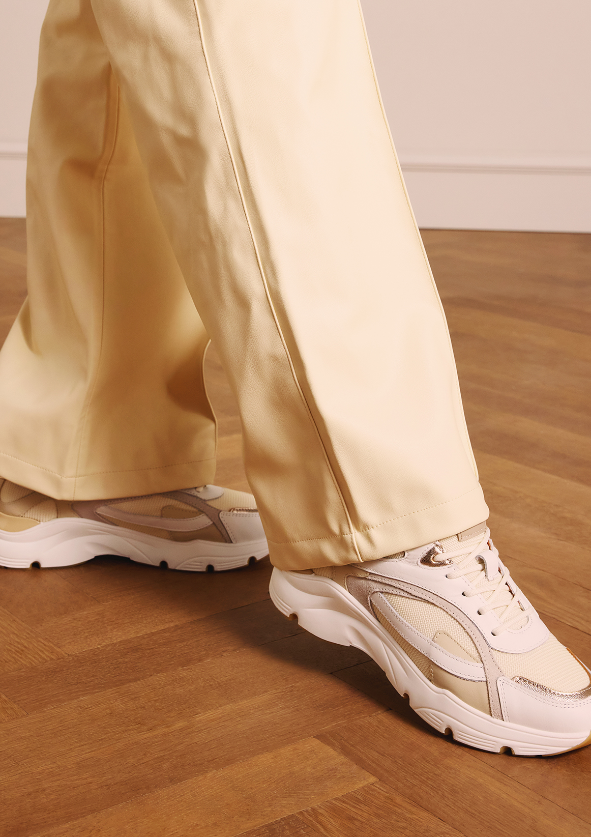 Witte leren sneakers met stoffen details