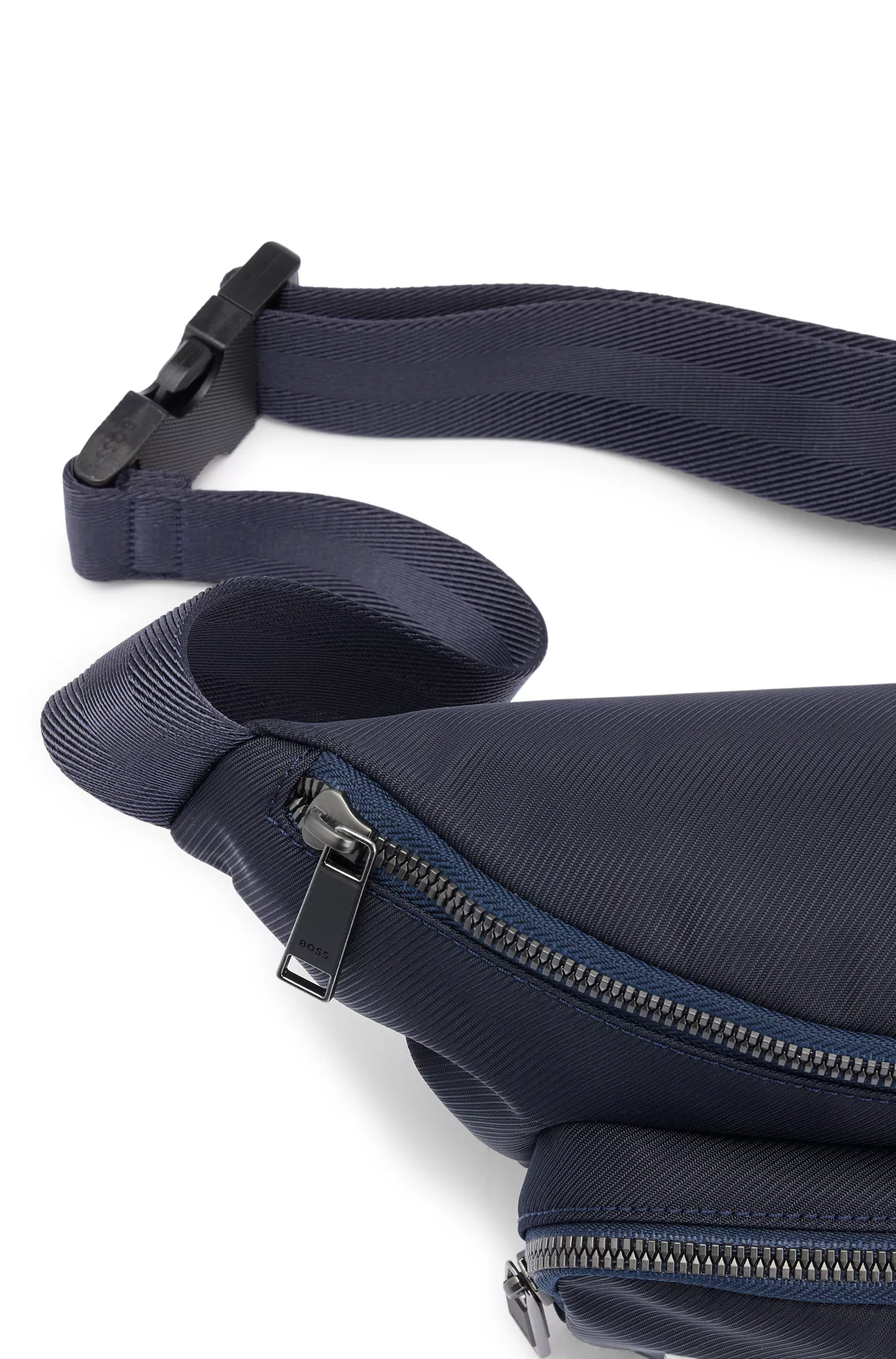 Bolsa de cintura BOSS em material estruturado preto com logotipo contrastante.