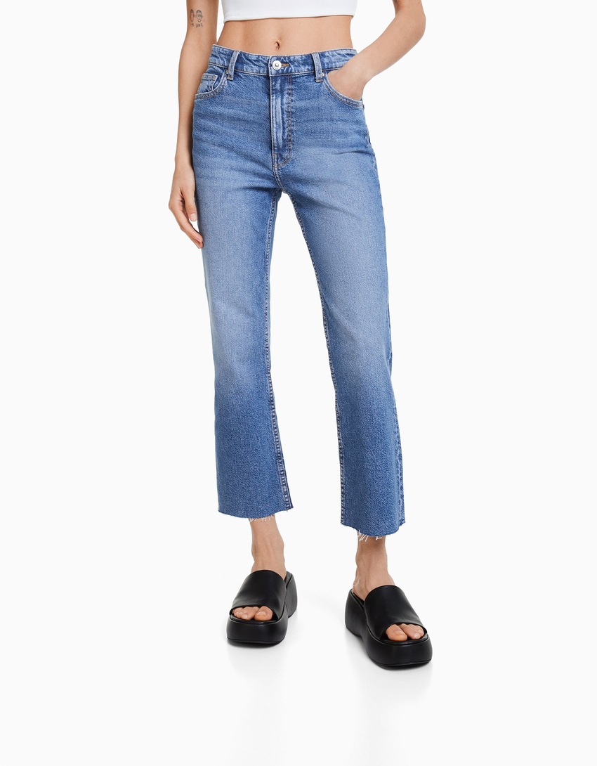 Calça jeans cropped boca de sino