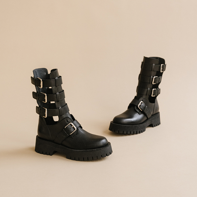 Boots à sangles et semelles crantées  en cuir noir