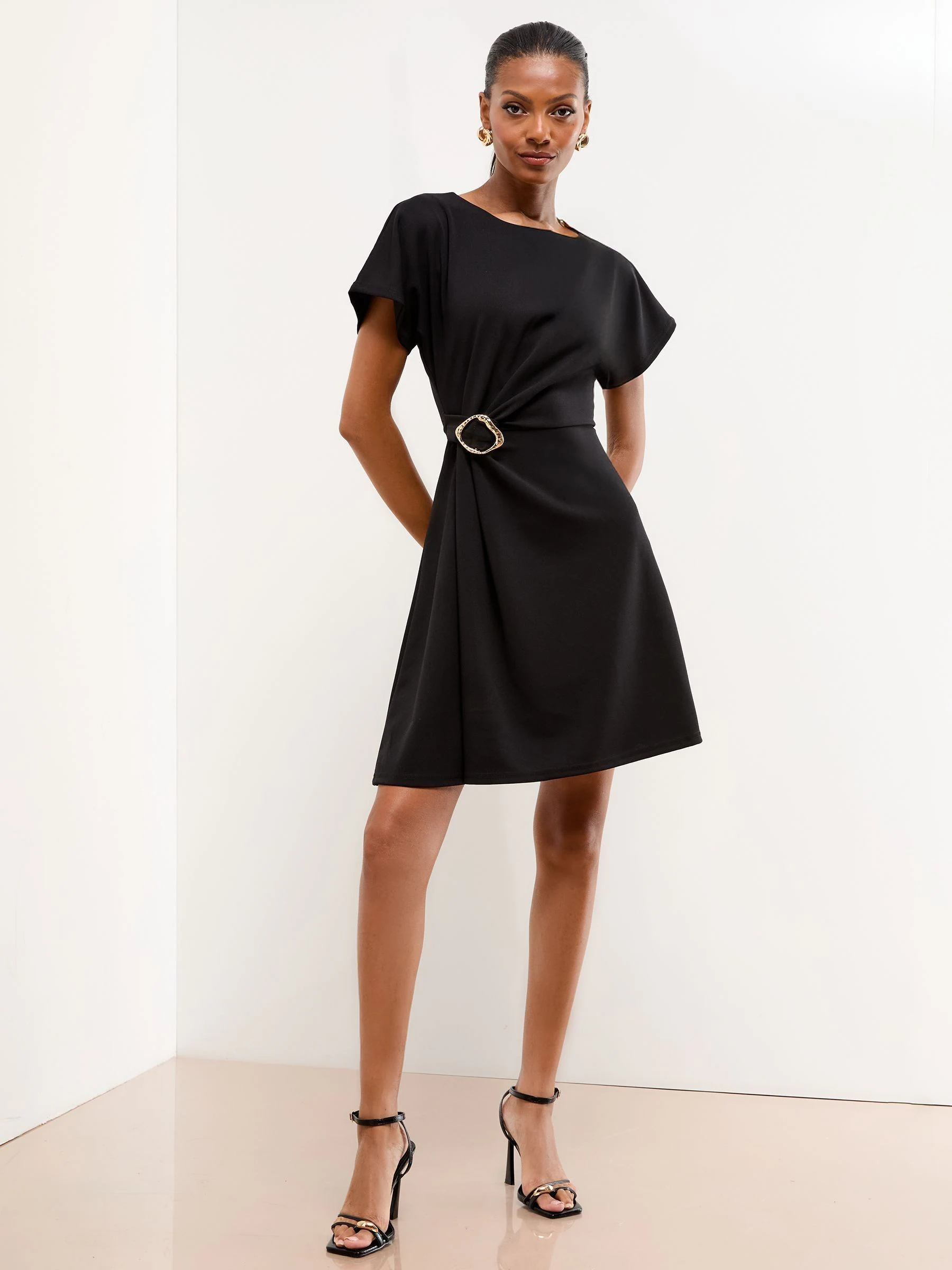 Zwart - Lipsy miniskaterjurk met hardwaredetail