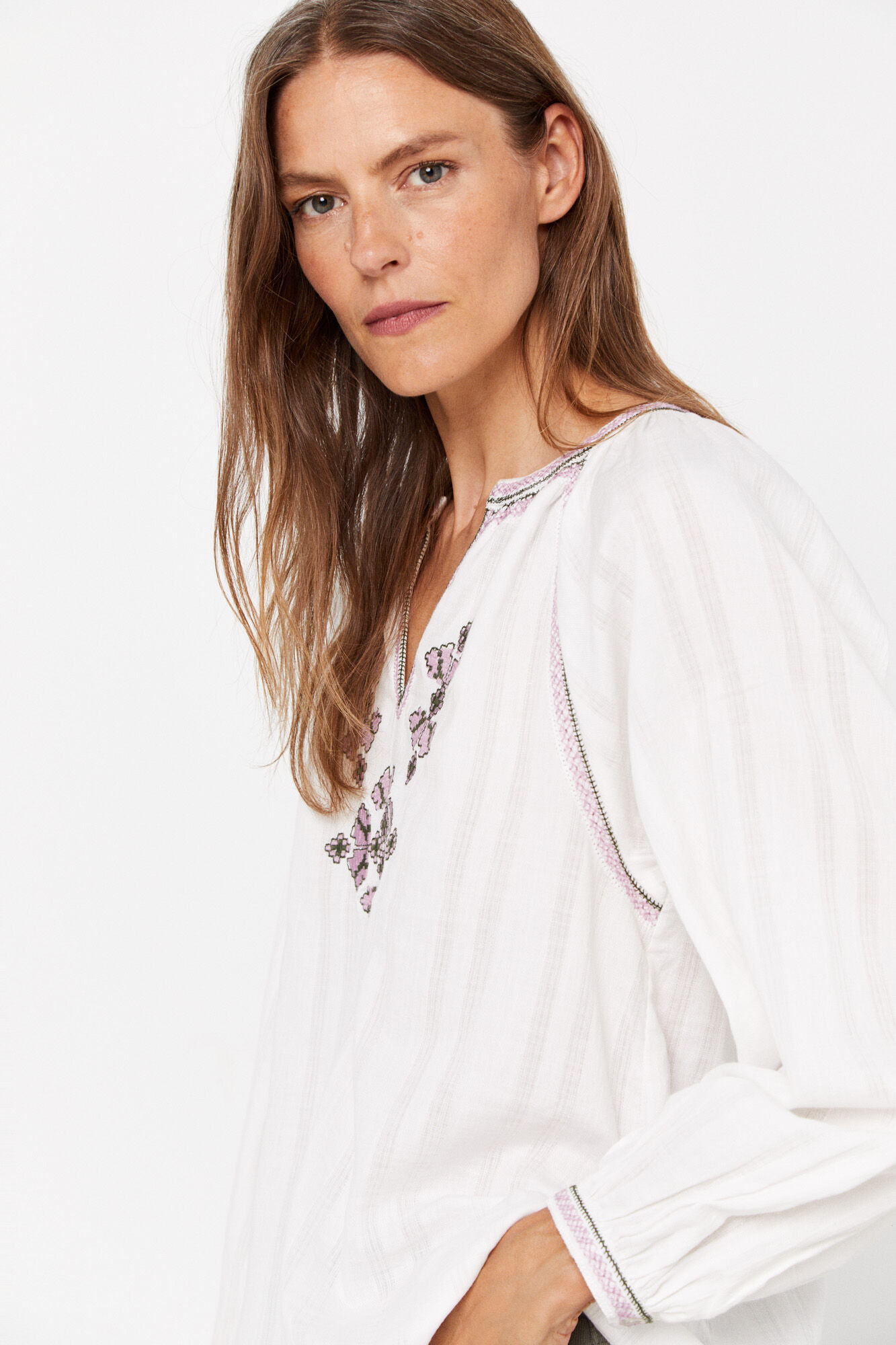 Blusa bordada sustentável