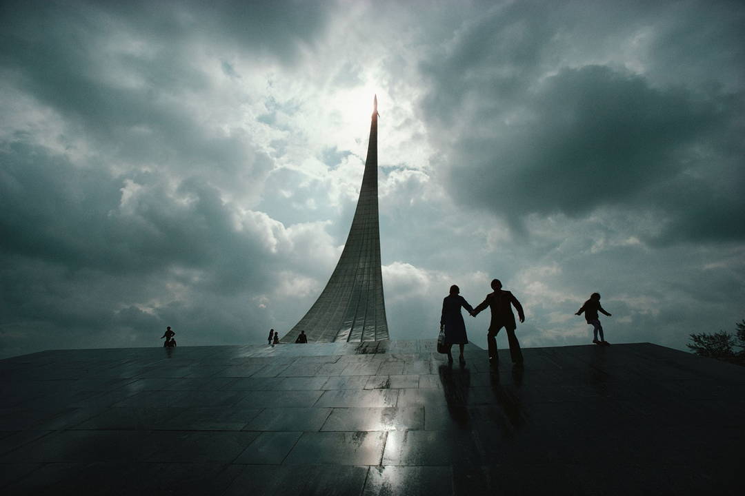Kosmonautendenkmal, Moskau 1979 by Robert Lebeck - Limited Edition. Edition of: 100. Signed.