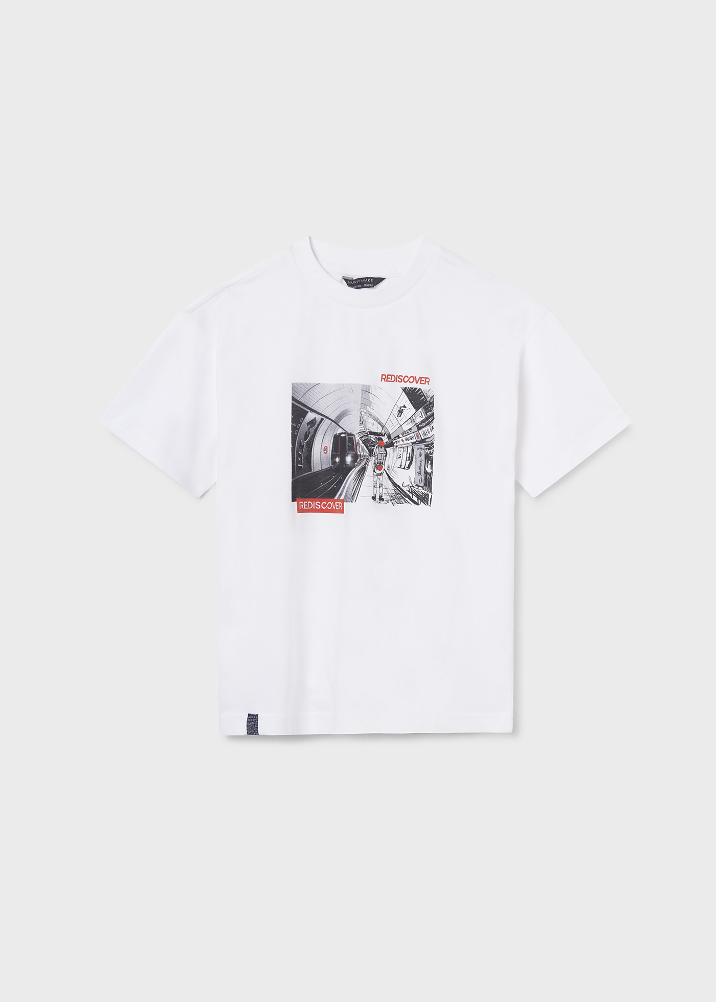 Camiseta infantil com estampa sustentável em algodão.