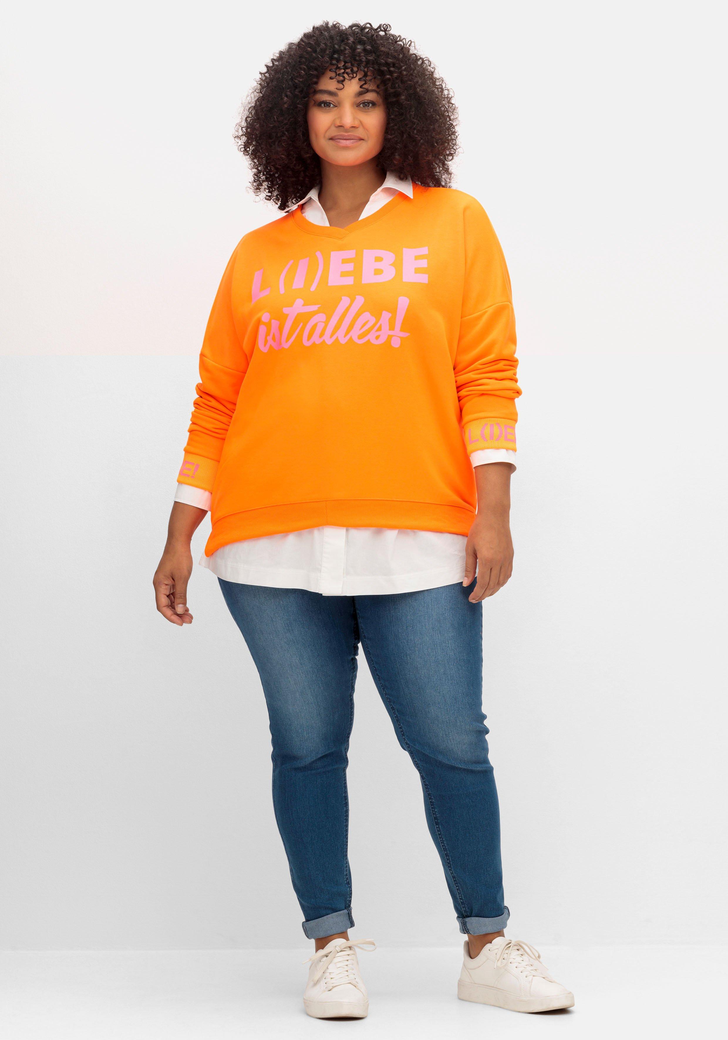 Sweatshirt mit Wordingprints und V-Ausschnitt