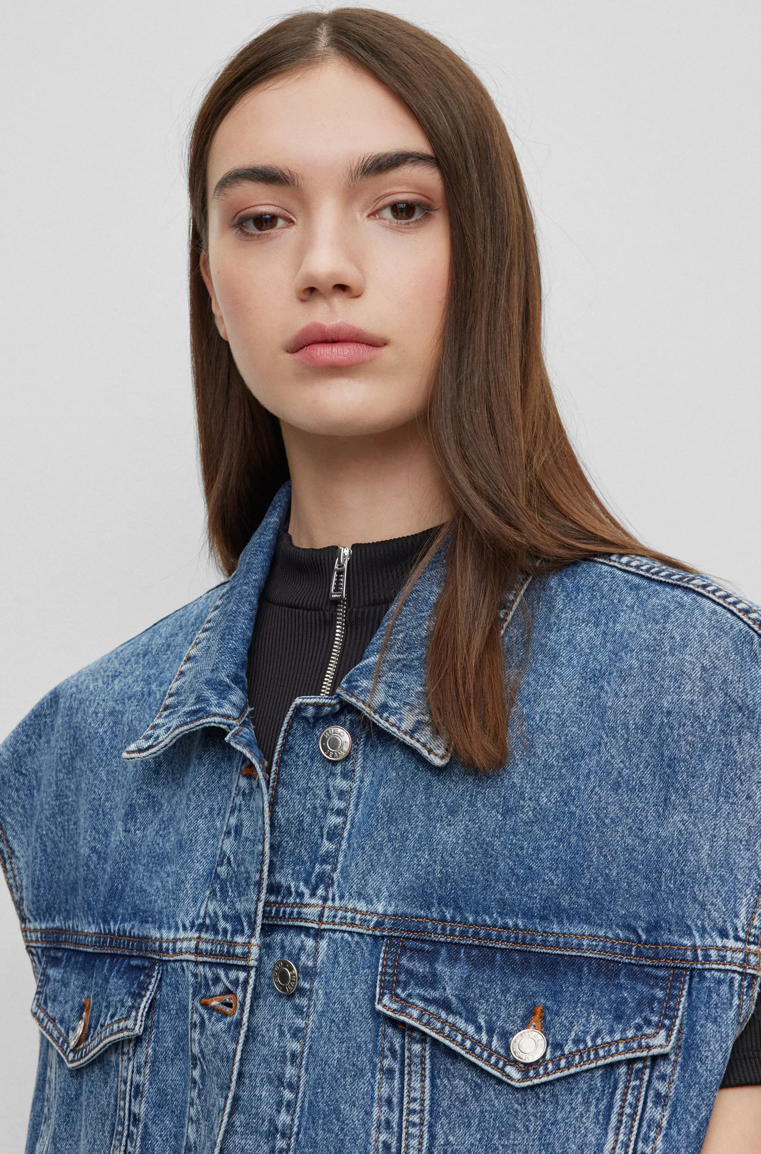 Jaqueta HUGO vermelha, modelagem oversized, em denim rígido azul.