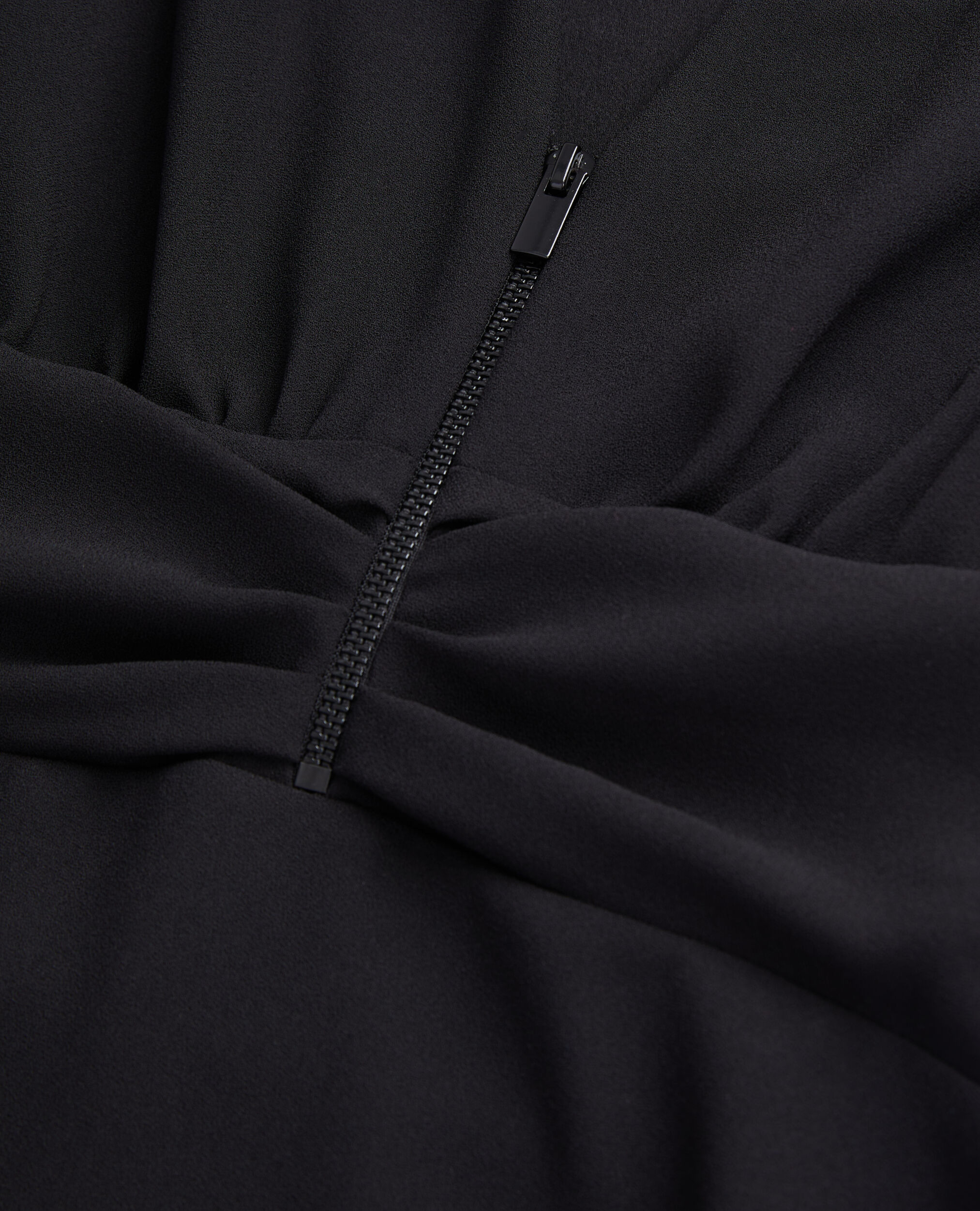 Robe courte noire en crêpe