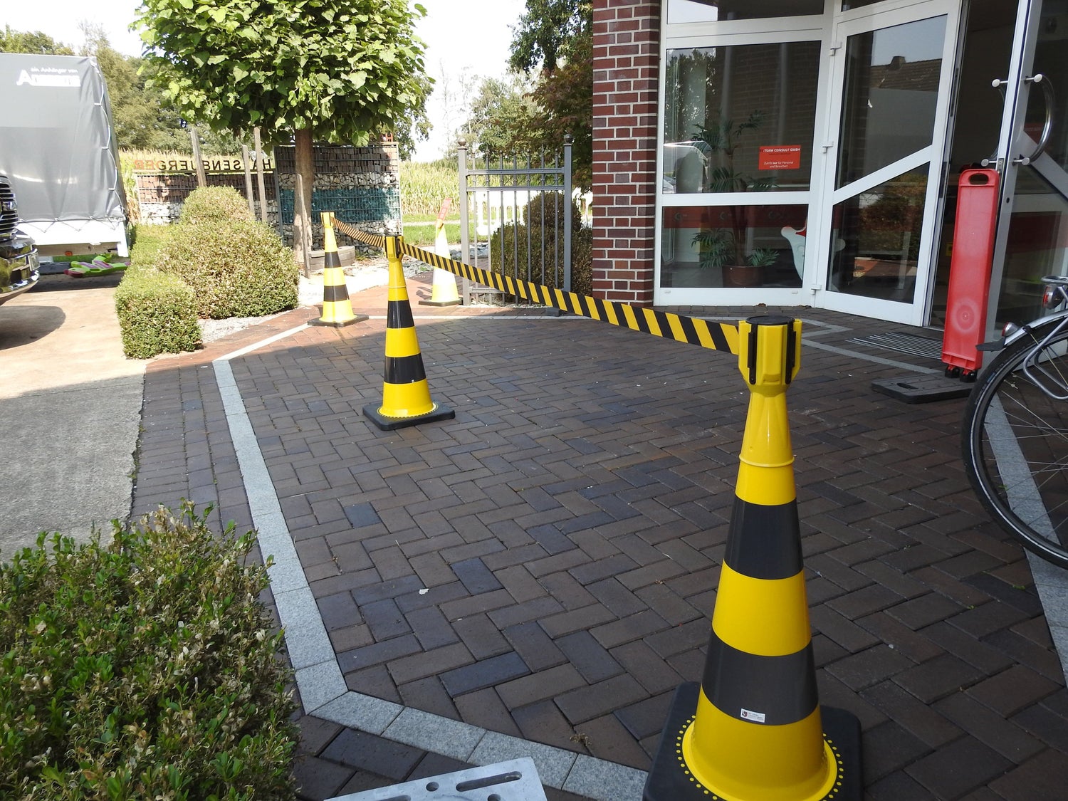 Afzetset: 75cm verkeerskegels + UVV-Conny afzetlint als set / geel / 4 spanbanden (20 meter)