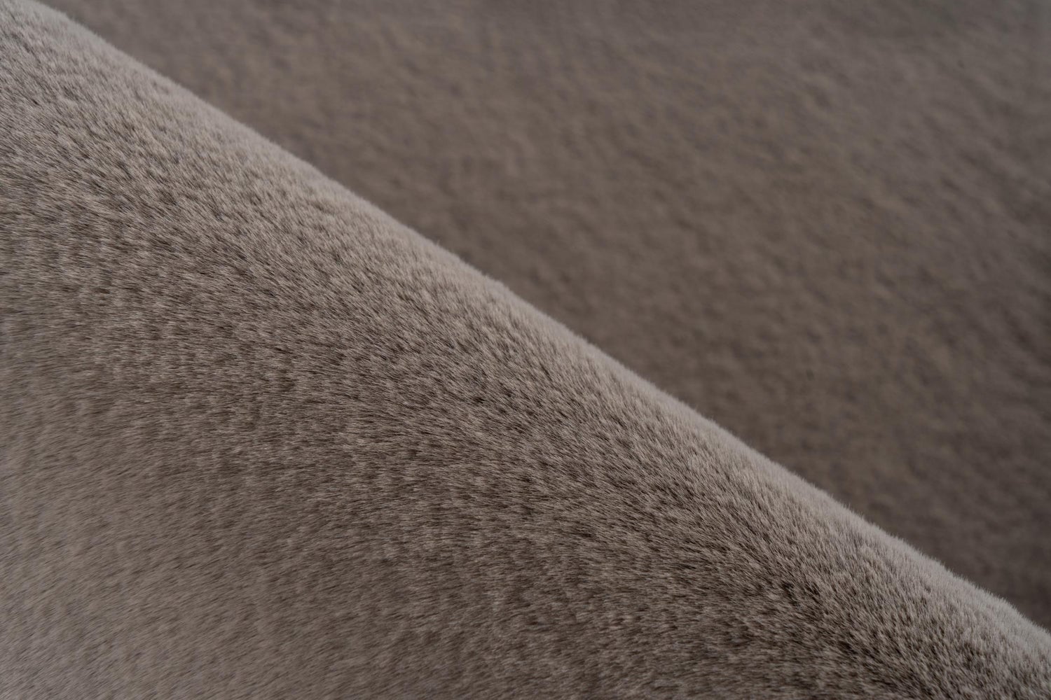 Kortpolig vloerkleed Plushique Stone Uni 80 x 150 cm