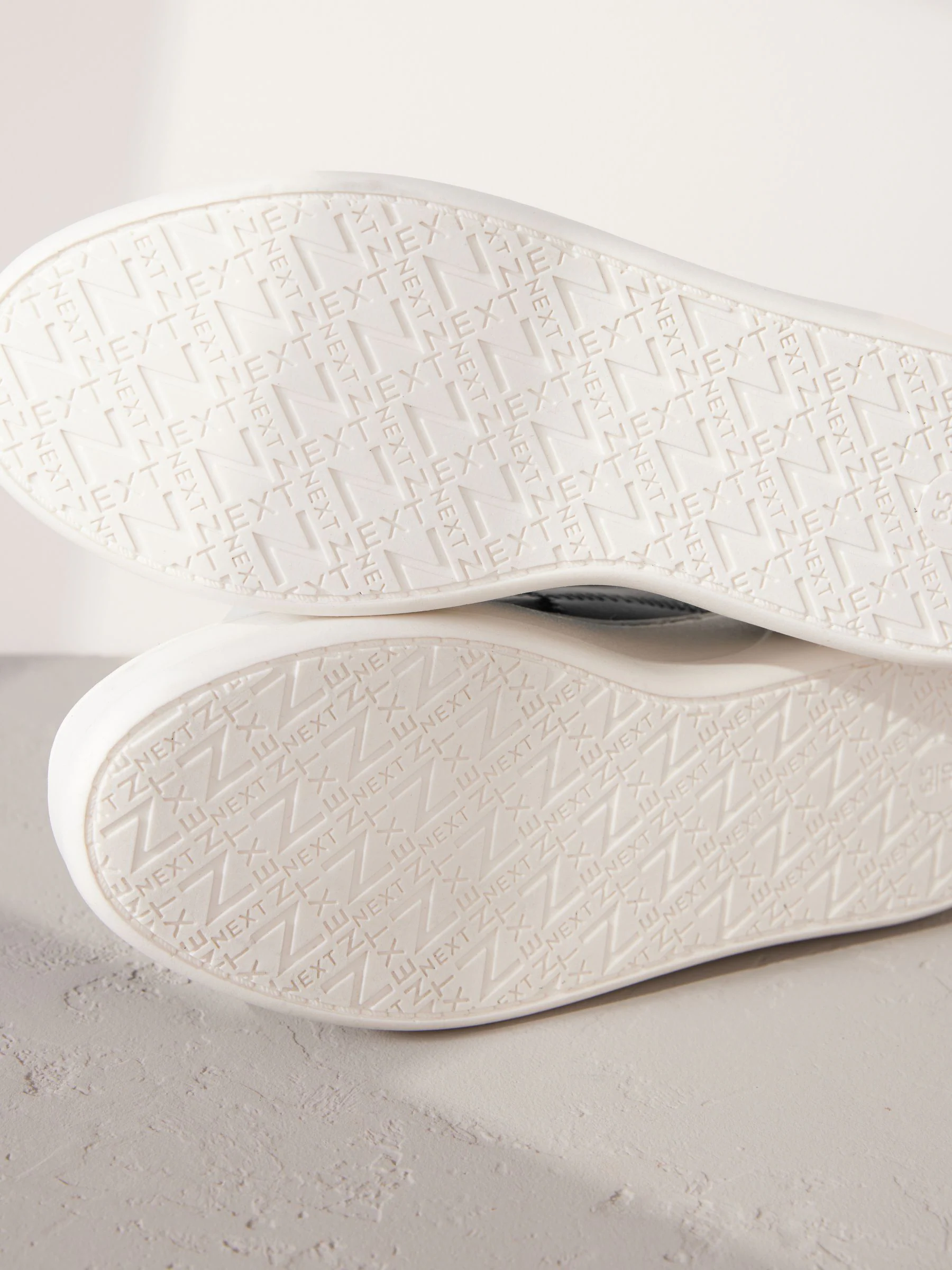 Zwart - Signature leren instapsneakers met dikke zool en plateauzool