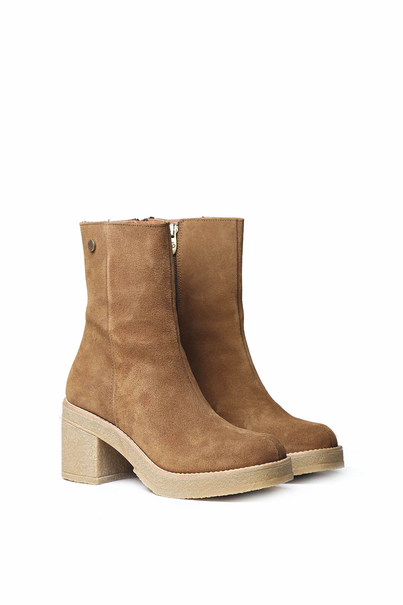 Botas femininas de cano curto com salto largo