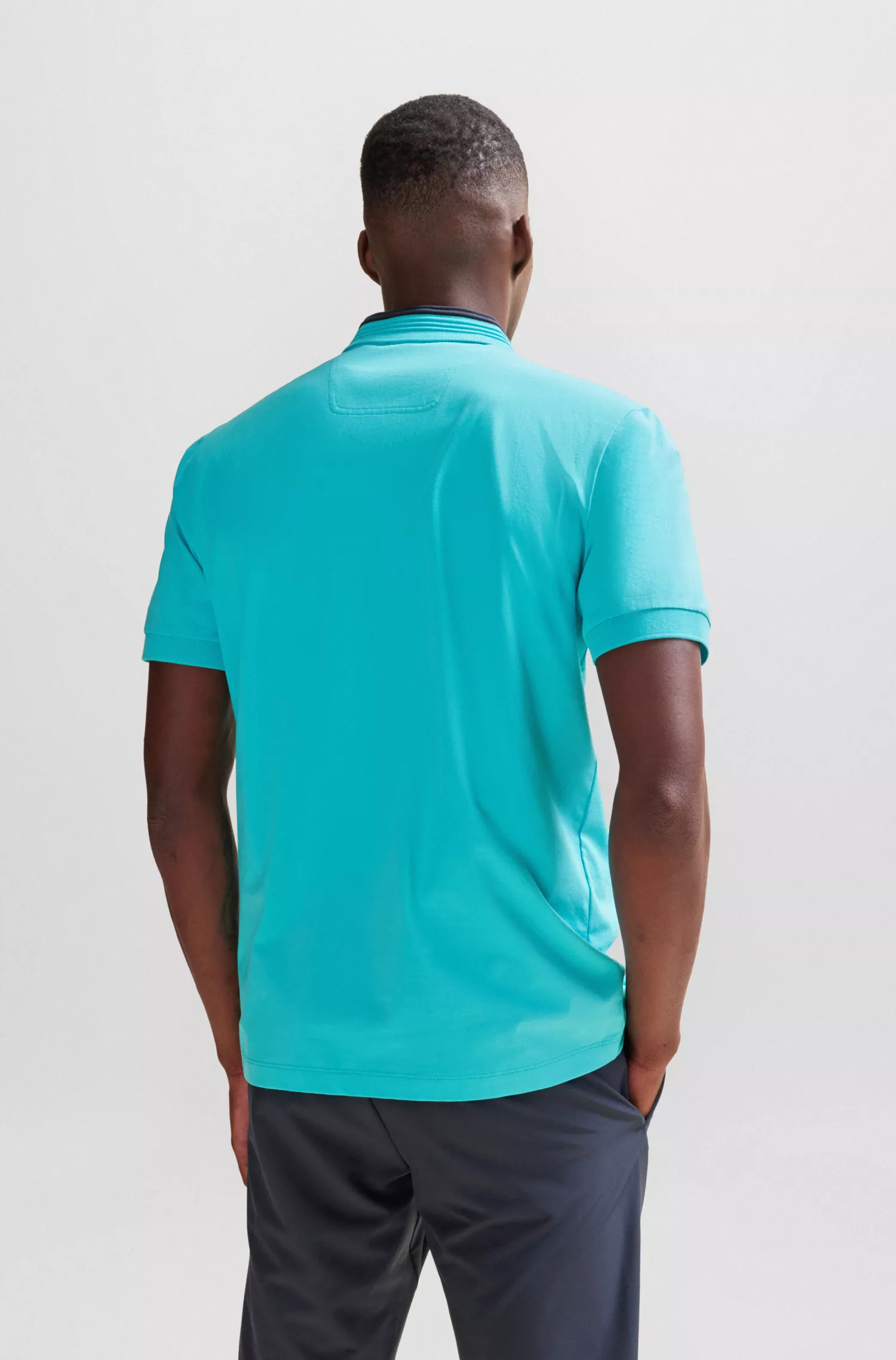 Camisa polo BOSS verde em algodão stretch com gola listrada em 3D.