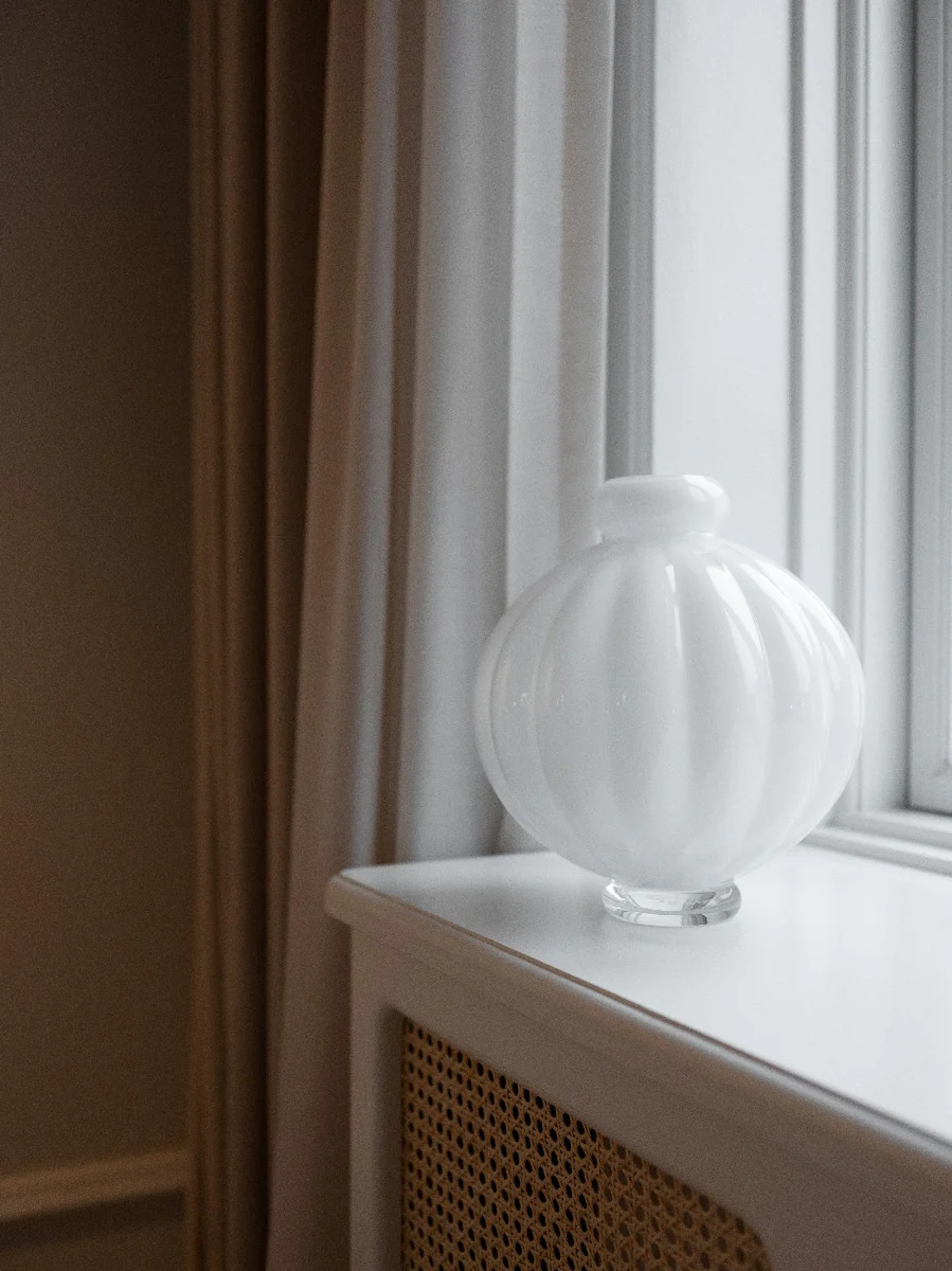 Louise Roe  Balloon vase #01, opal white - H:25 cm.