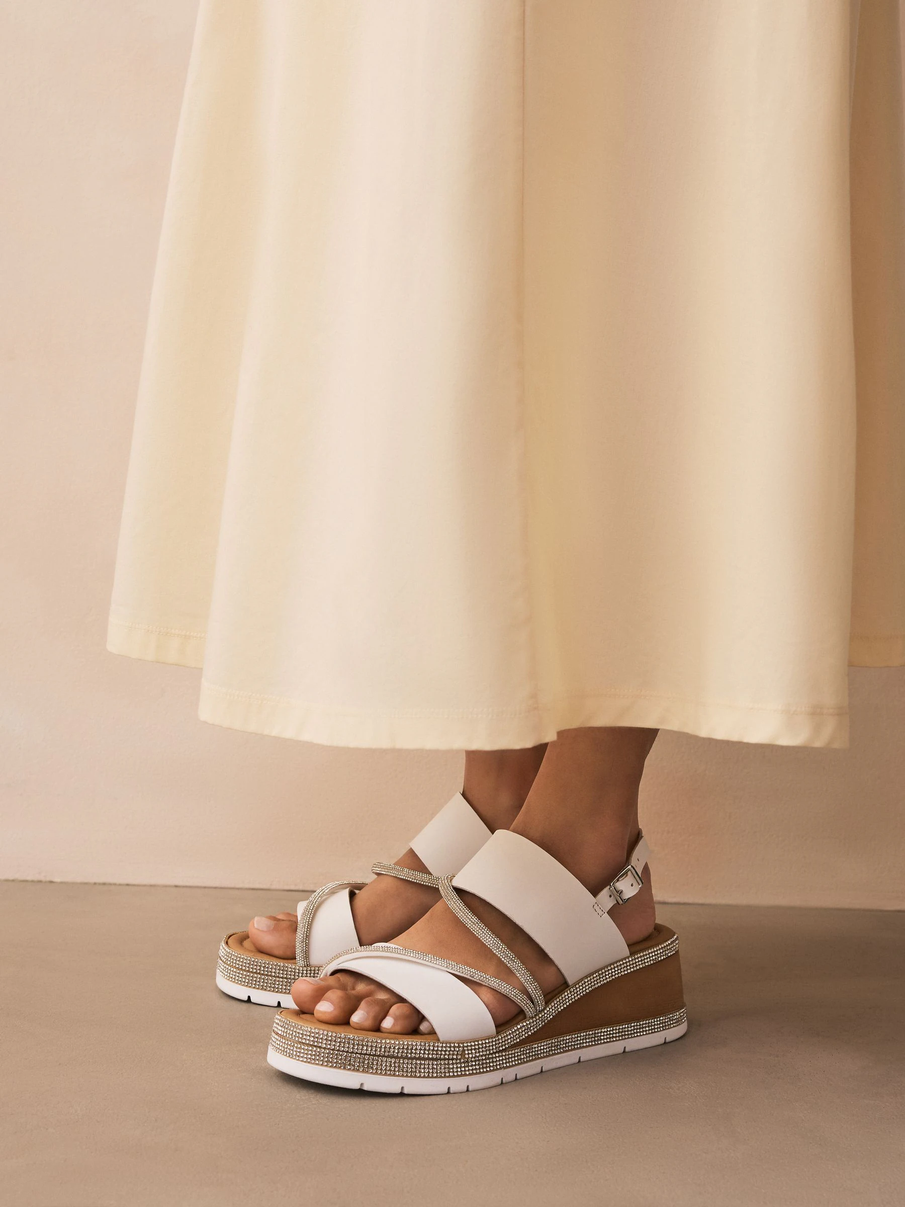 Wit - Leren sportsandalen met bling detail en slingback sleehakken