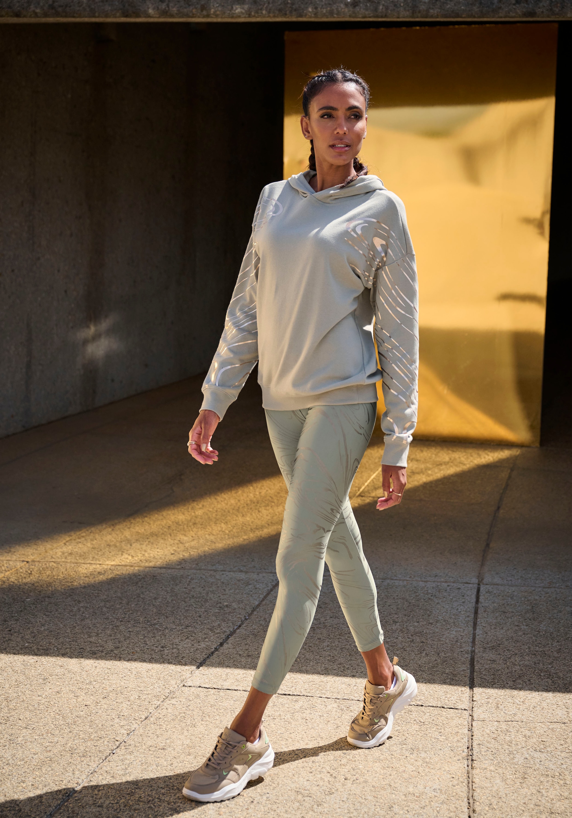 LASCANA ACTIVE Funktionsleggings  Sportleggings mit glänzendem Print und 3D Schriftzug