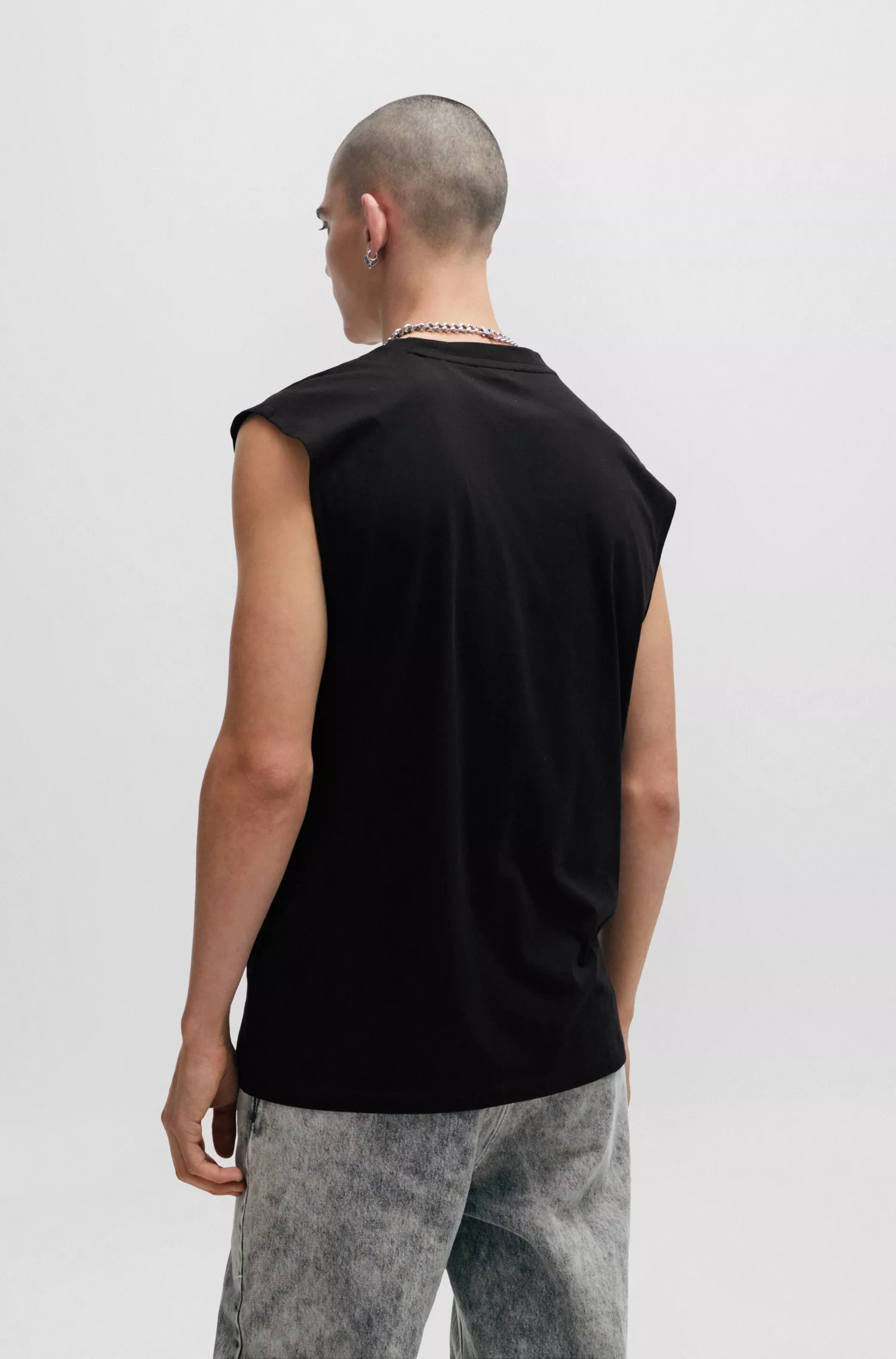 Camiseta regata vermelha HUGO em malha de algodão com detalhe do logotipo.