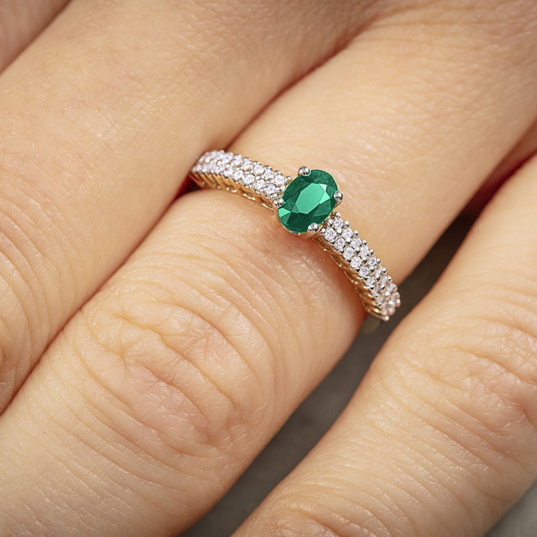 Damenring 750/18 K Gelbgold mit Smaragd oval und Diamanten 0.16 ct H/si