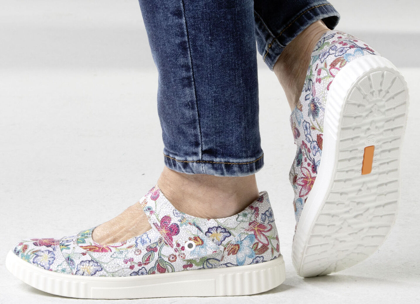 Slipper aus floral bedrucktem Leder