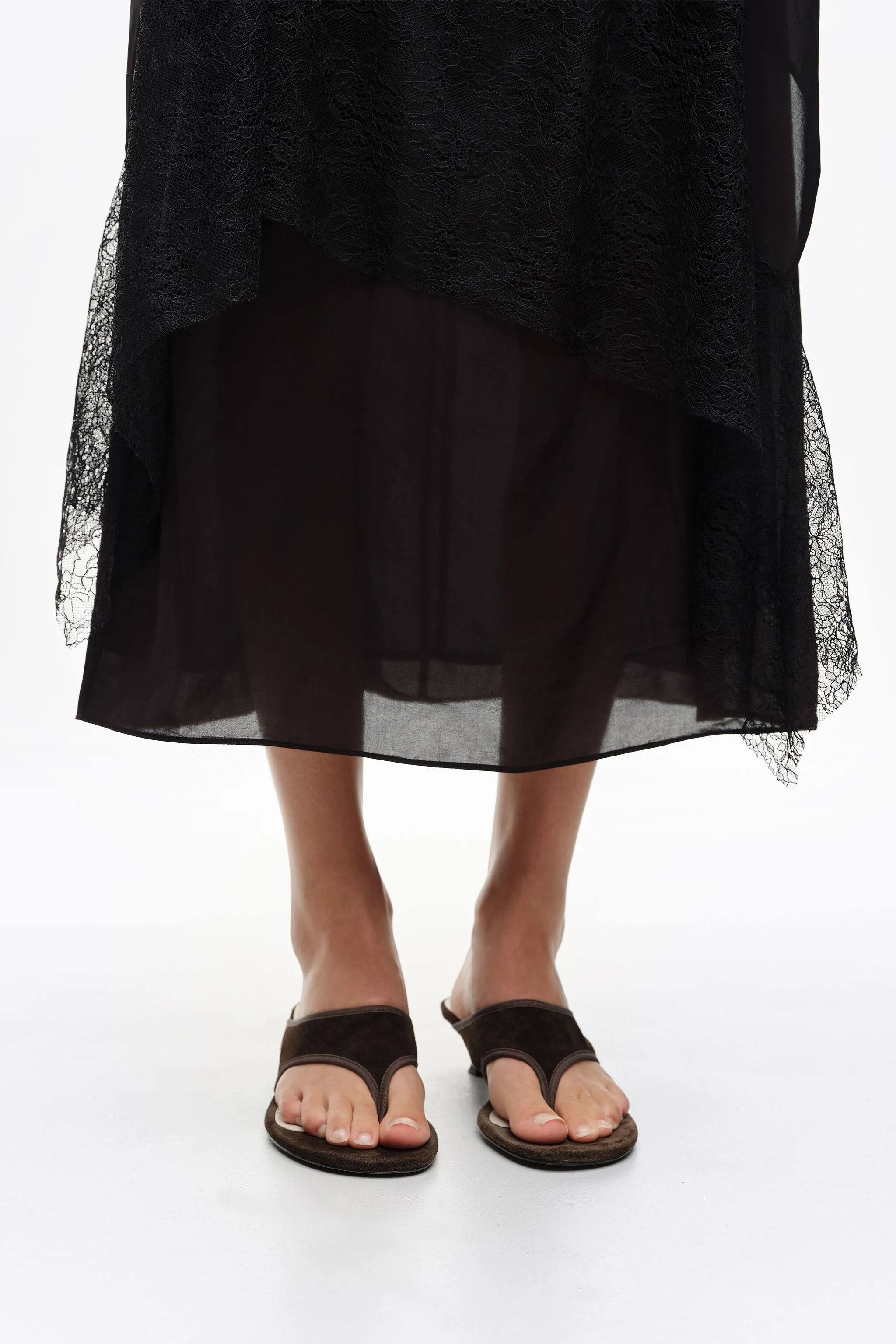 Vestido preto fluido com camadas
