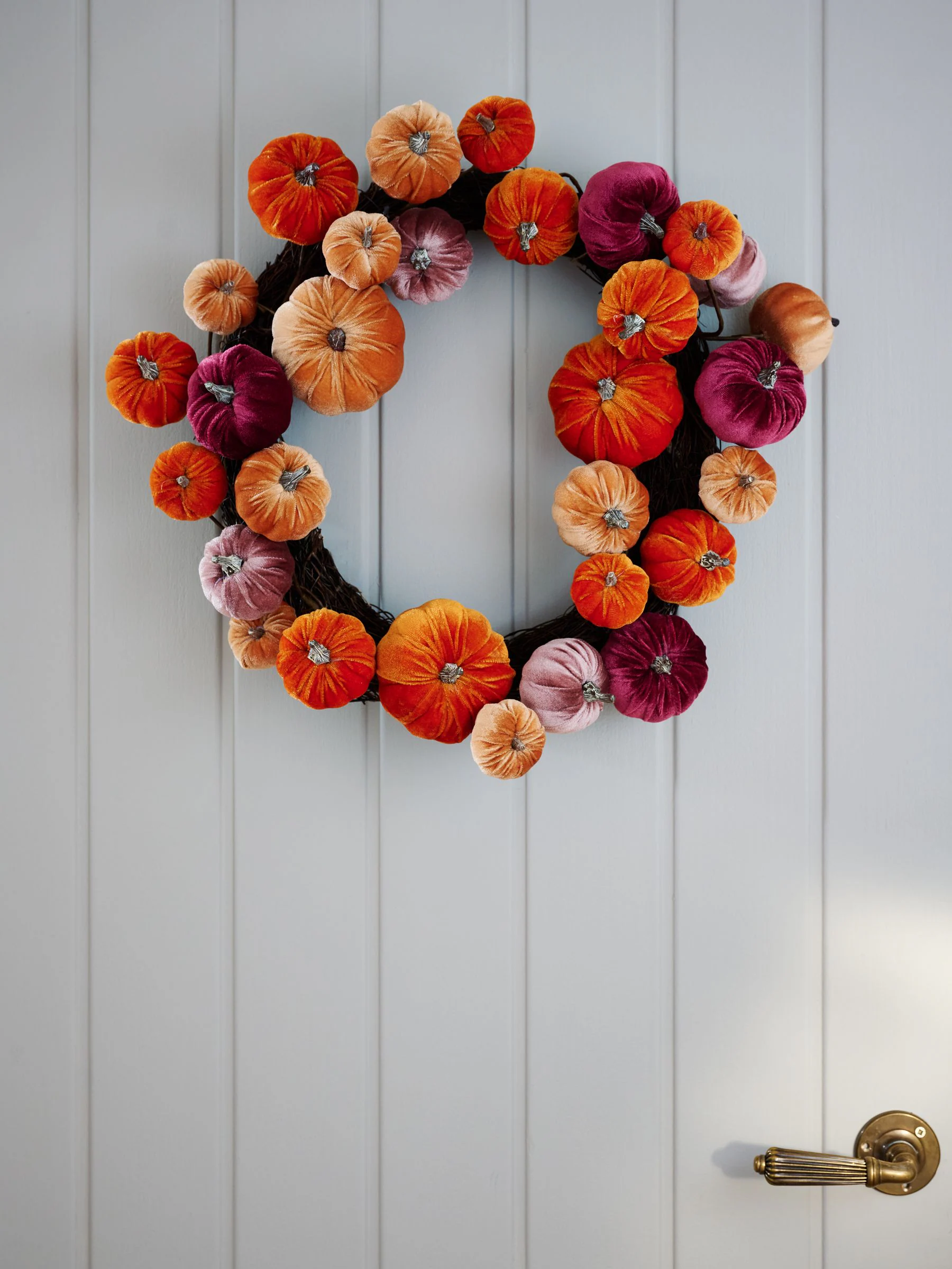Fluwelen herfstkrans met pompoen