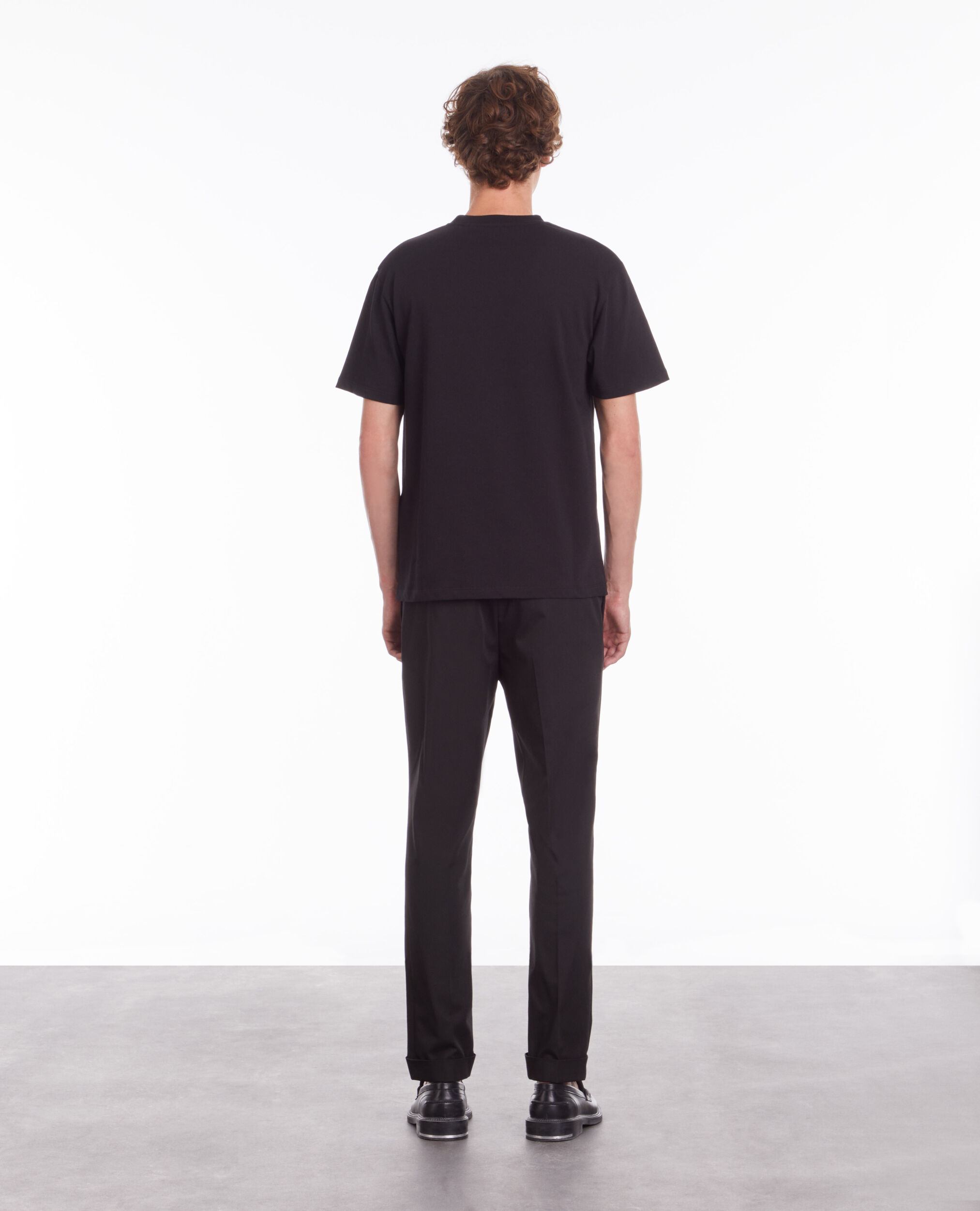 T-shirt noir avec broderie fleur