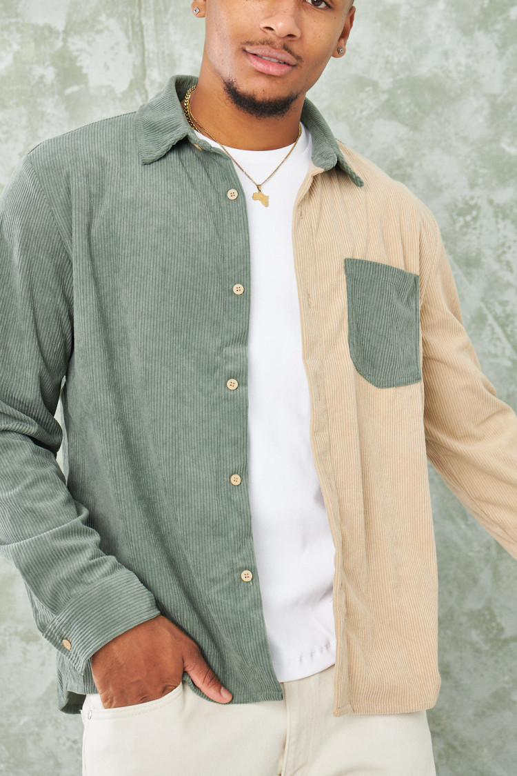 Chemise bicolore verte et beige en velours côtelé