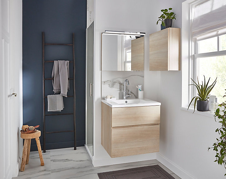 Meuble sous vasque à suspendre Calao aspect chêne naturel 60 cm + plan vasque en céramique blanche