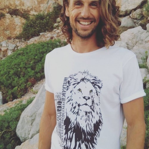 Camiseta masculina de manga curta, cor leão, branca