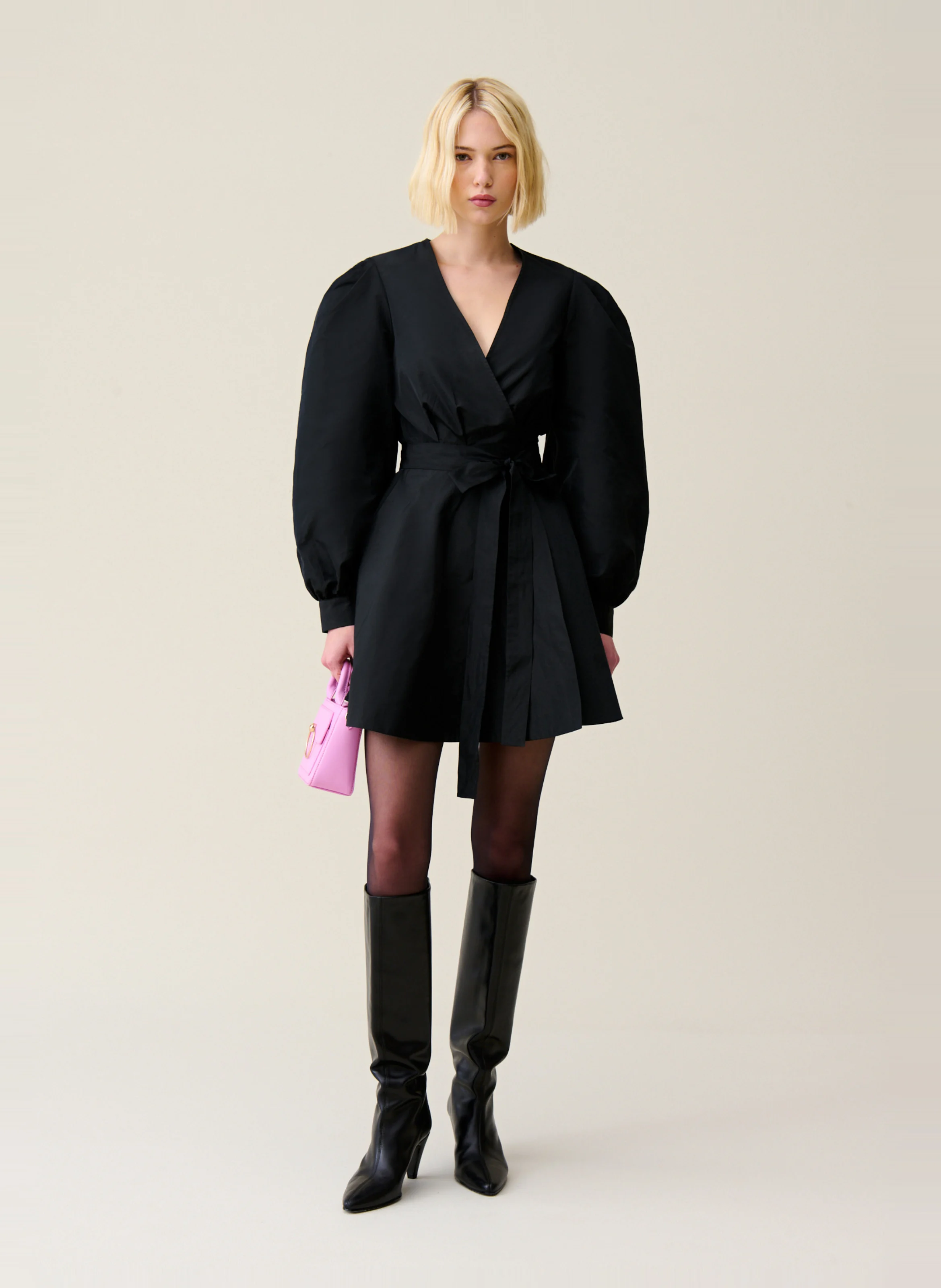 Robe courte cintrée col V | Noir