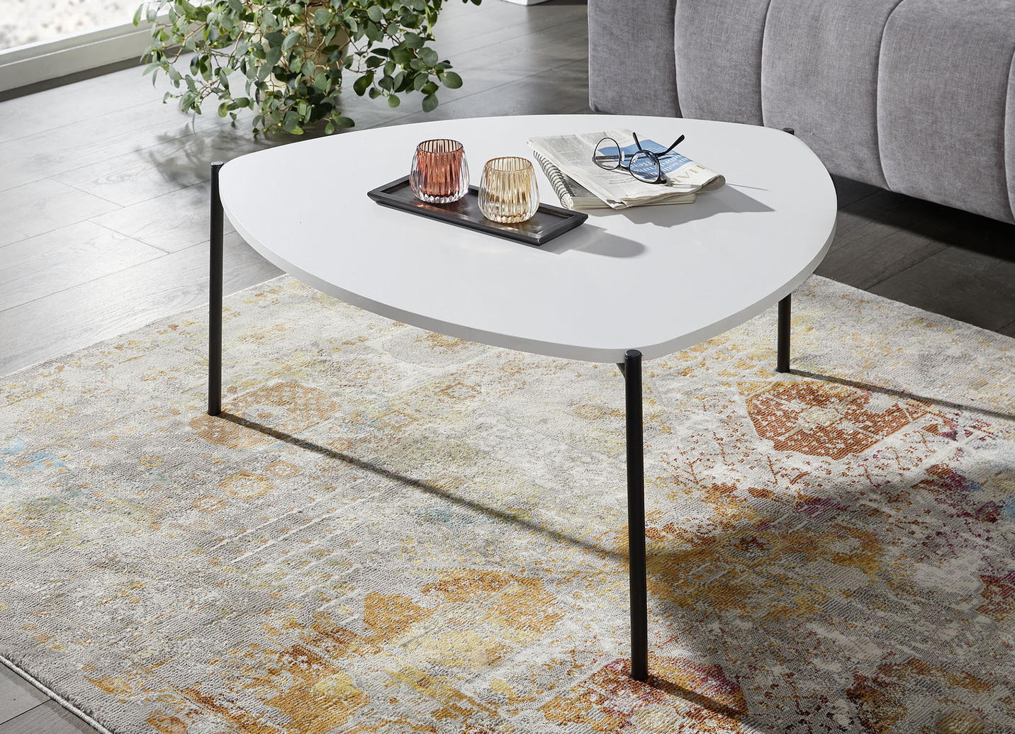 Couchtisch im Loft-Design mit Metallgestell