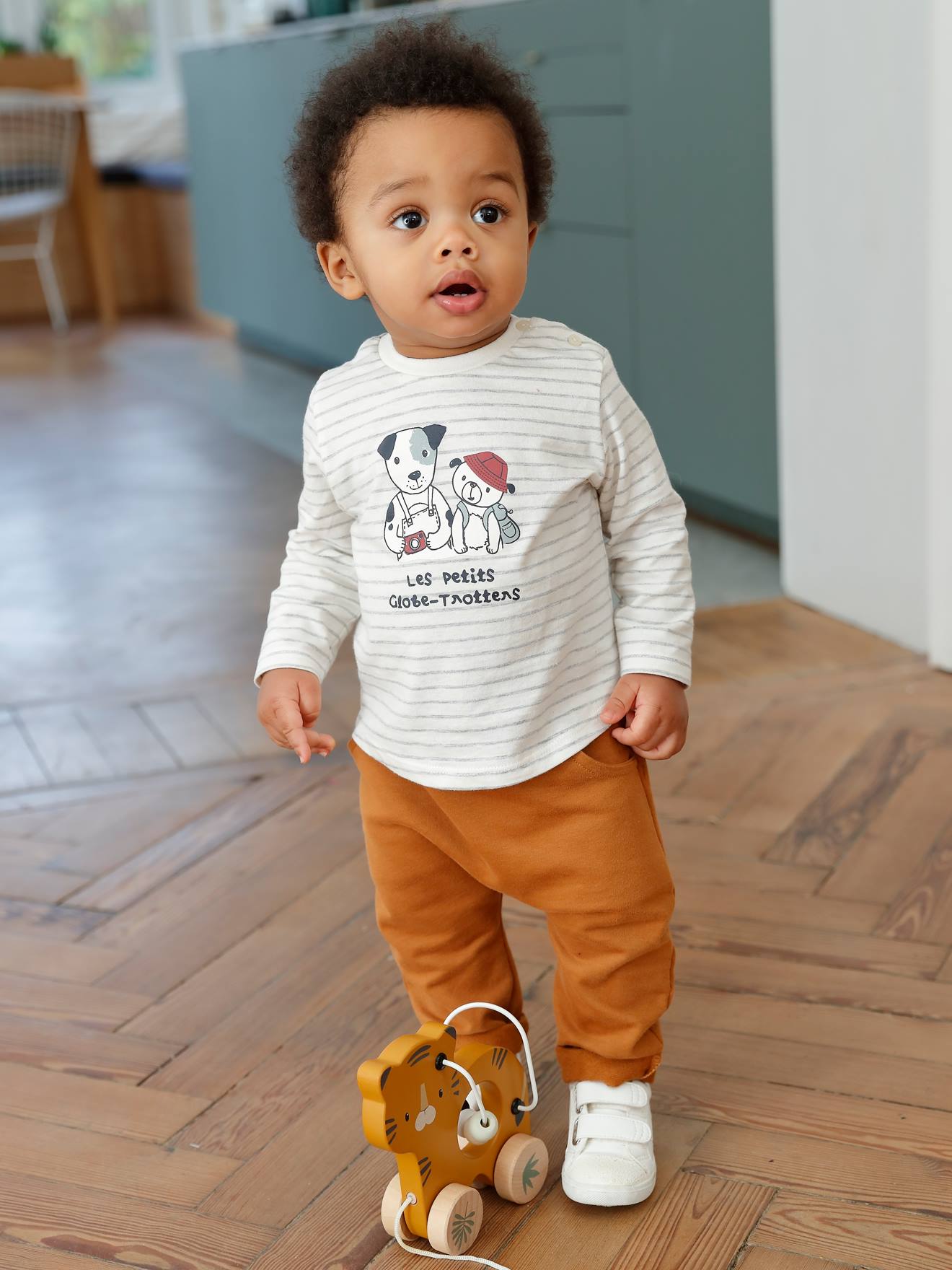 Conjunto de camiseta e calça de lã lisa marrom médio para bebê
