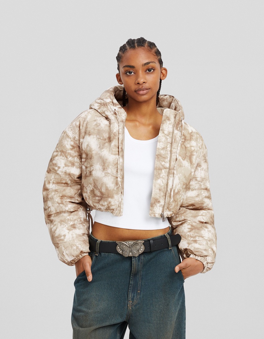 Jaqueta puffer cropped estampada com capuz.