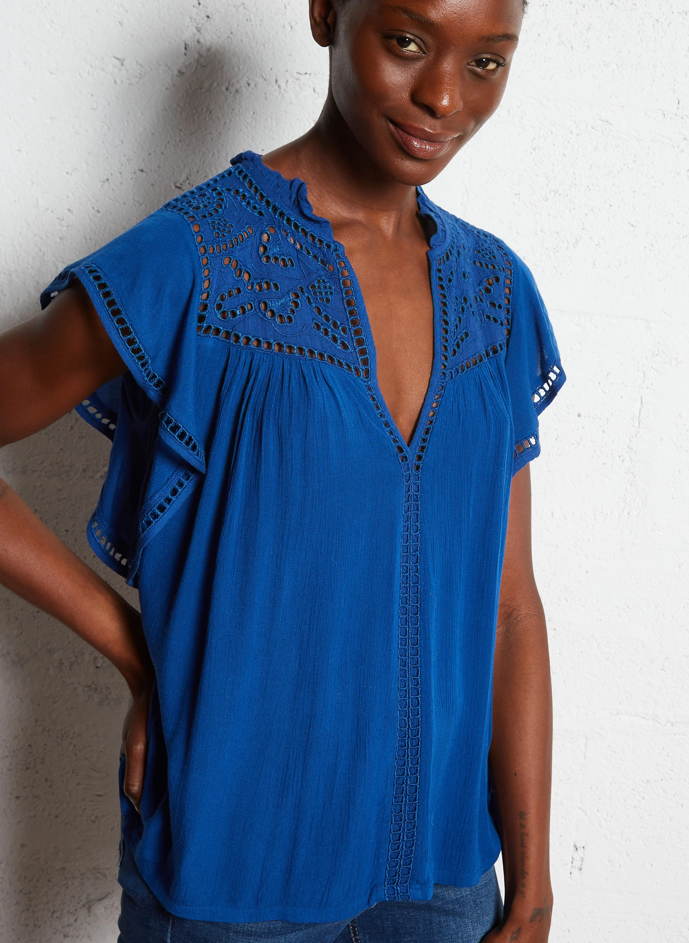 CINDY - Top col victorien fendu brodé | Bleu