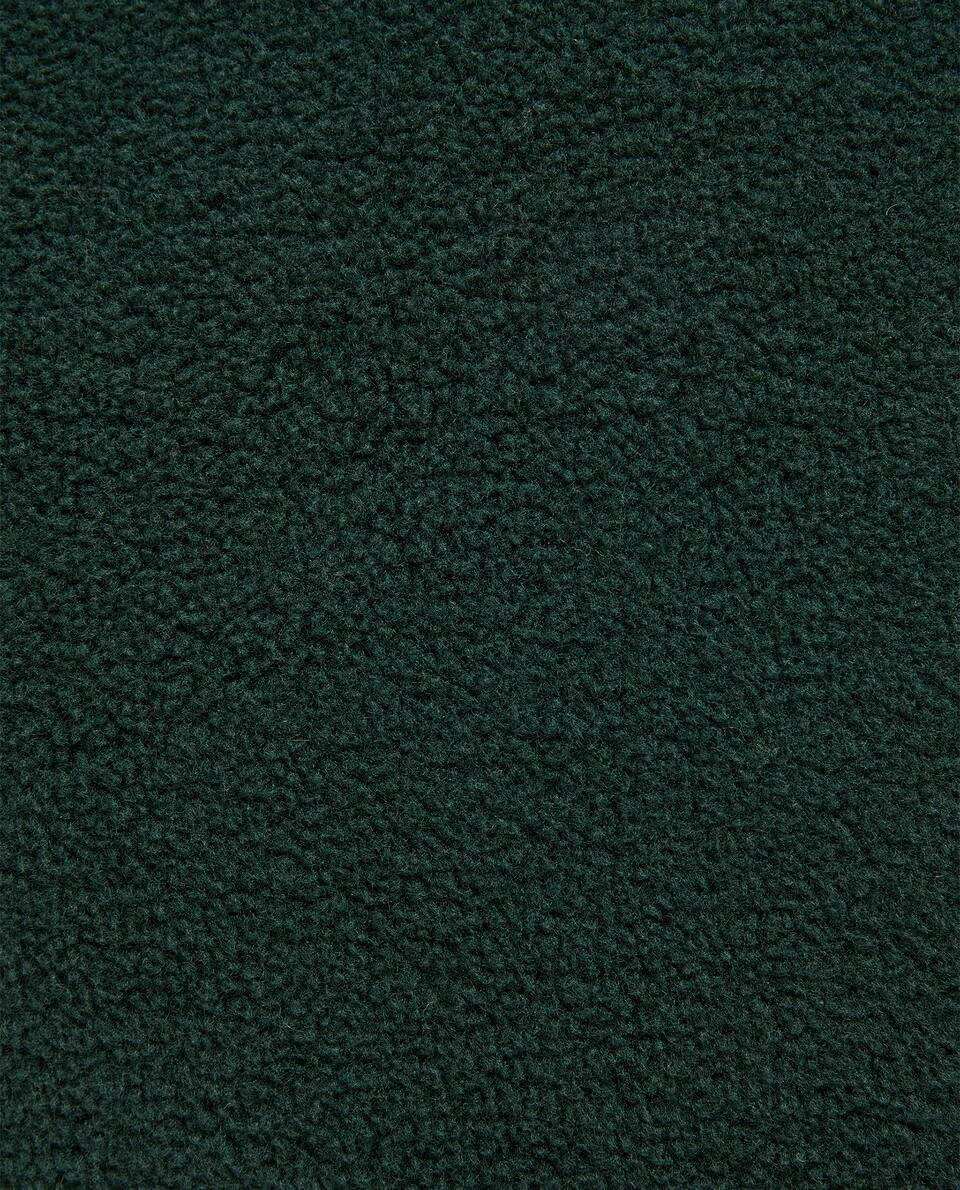 Capa de almofada natalina reversível em imitação de pele de carneiro.