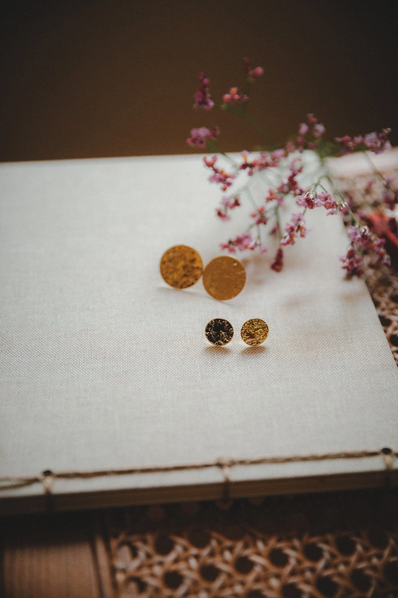 HESTIA - Boucles d'oreilles puces ronds martelés doré à l'or fin | Doré