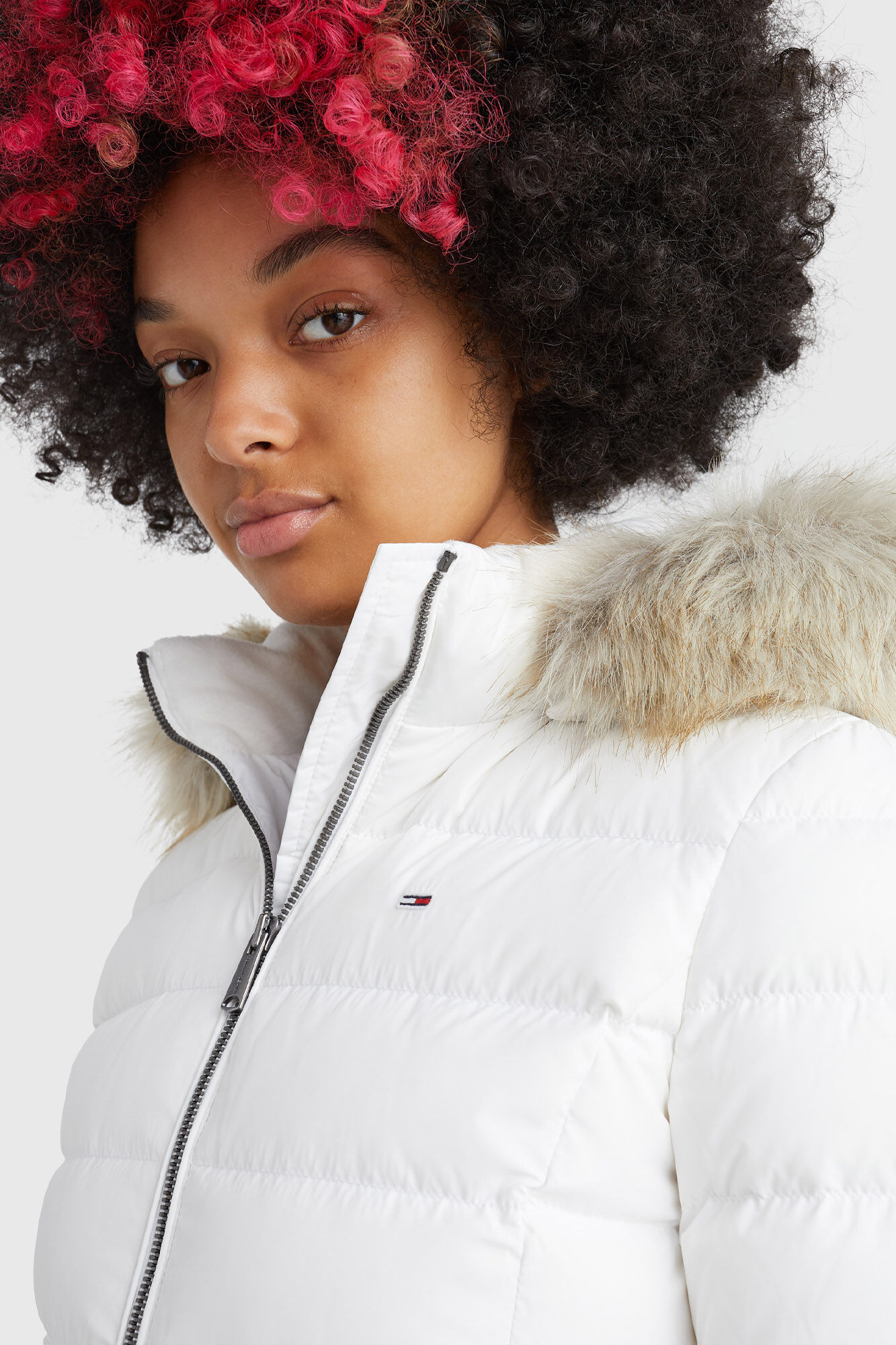 Jaqueta feminina Tommy Jeans com capuz e enchimento de plumas.