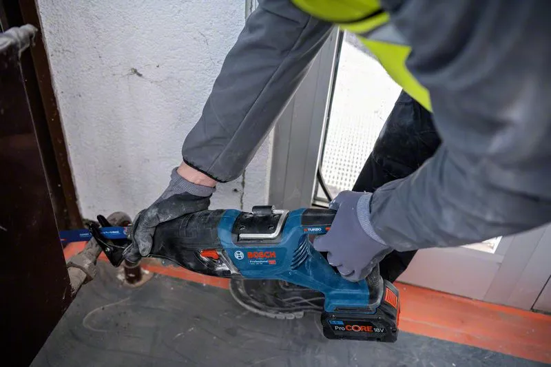 BOSCH COMBI-KIT 4 18V TOOLS: GSR 18V-90C + GDX 18V-210C + GBH 18V-24C + GSA 18V-28 + 1 4.0 AH BATTERY (PROCORE) + 2 5.5 AH BATTERIES (PROCORE) + GAL 1880CV ( L)PROFESSIONAL