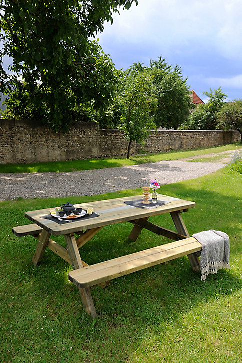 Table de jardin MOBILA en bois coloris Pin L.180 x l.160 x H.72,5 cm
