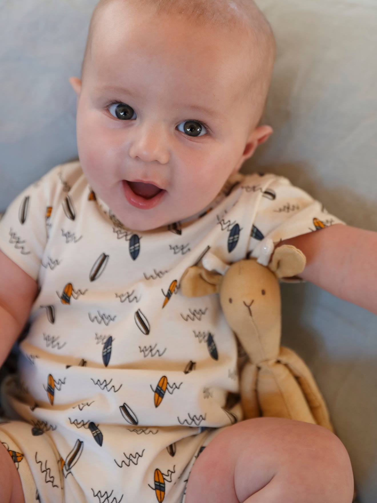 Conjunto com 2 pijamas curtos para bebê menino, cor verde médio bicolor/multicolorido, com certificação Oeko-Tex®.