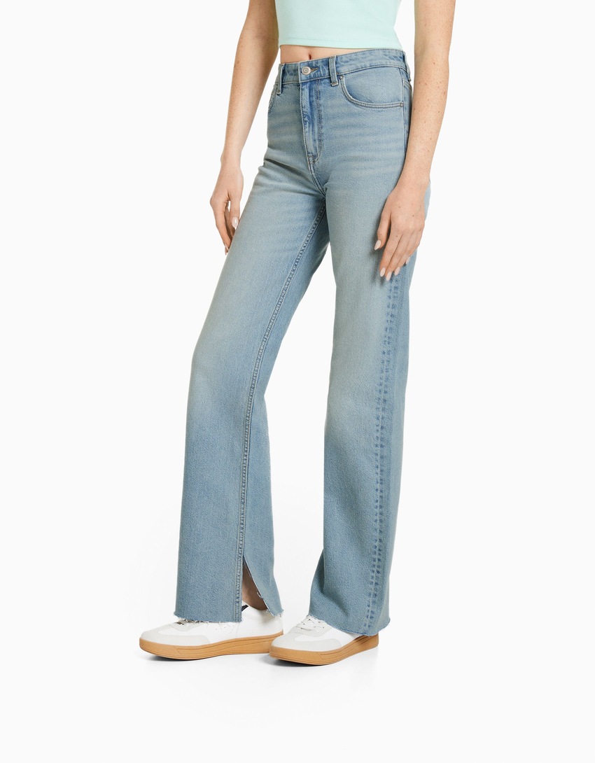 Calça jeans reta confortável com fenda lateral