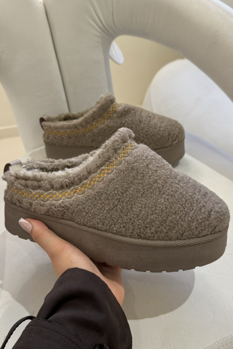 Bottines chaussons marron en peau de moutons ouverts
