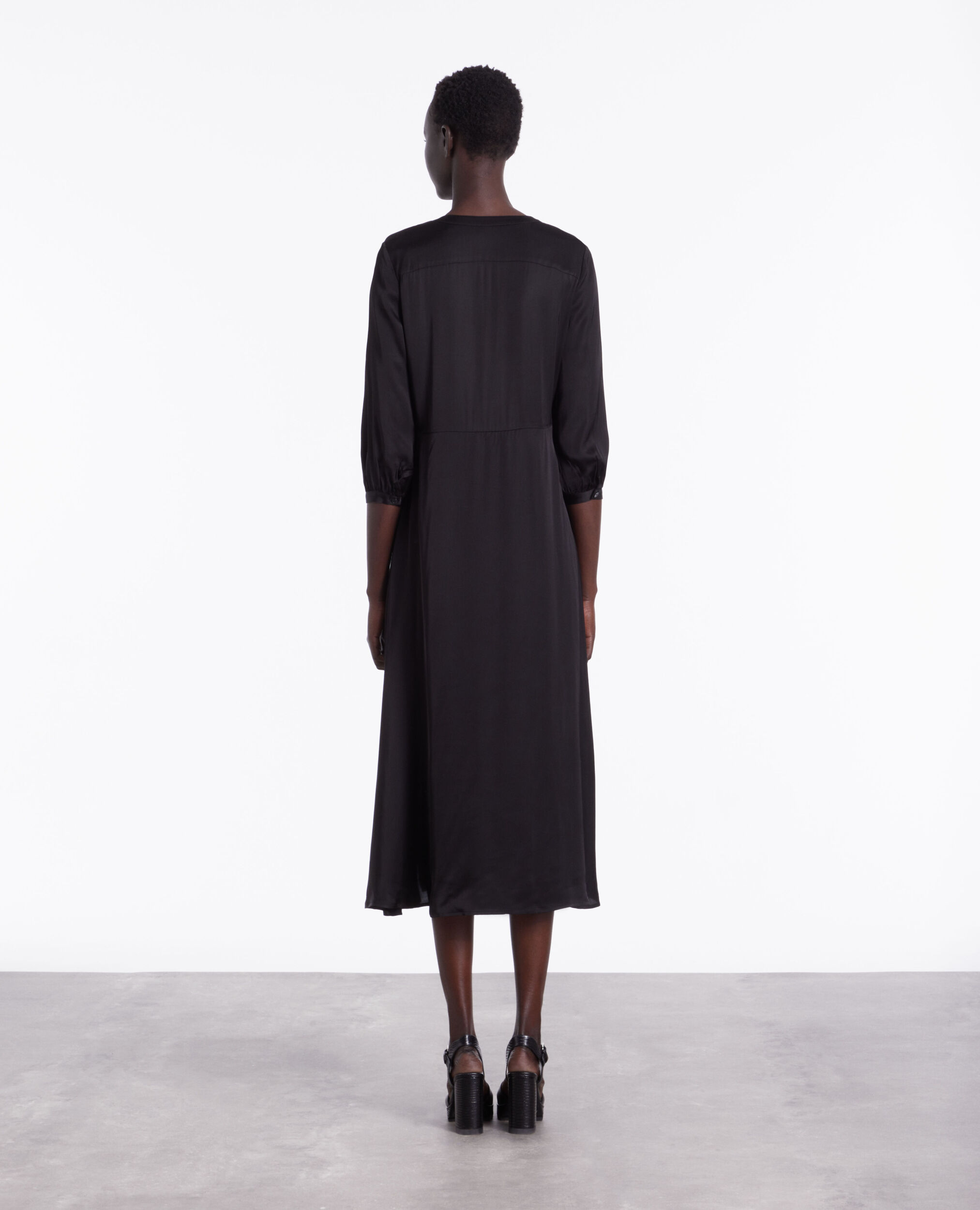 Robe longue noire avec plissage