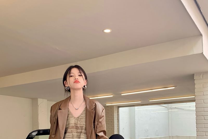 Alfie - Blazer met reverskraag, effen imitatieleer en enkele rij knopen / V-hals gestreepte midi-jurk met spaghettibandjes
