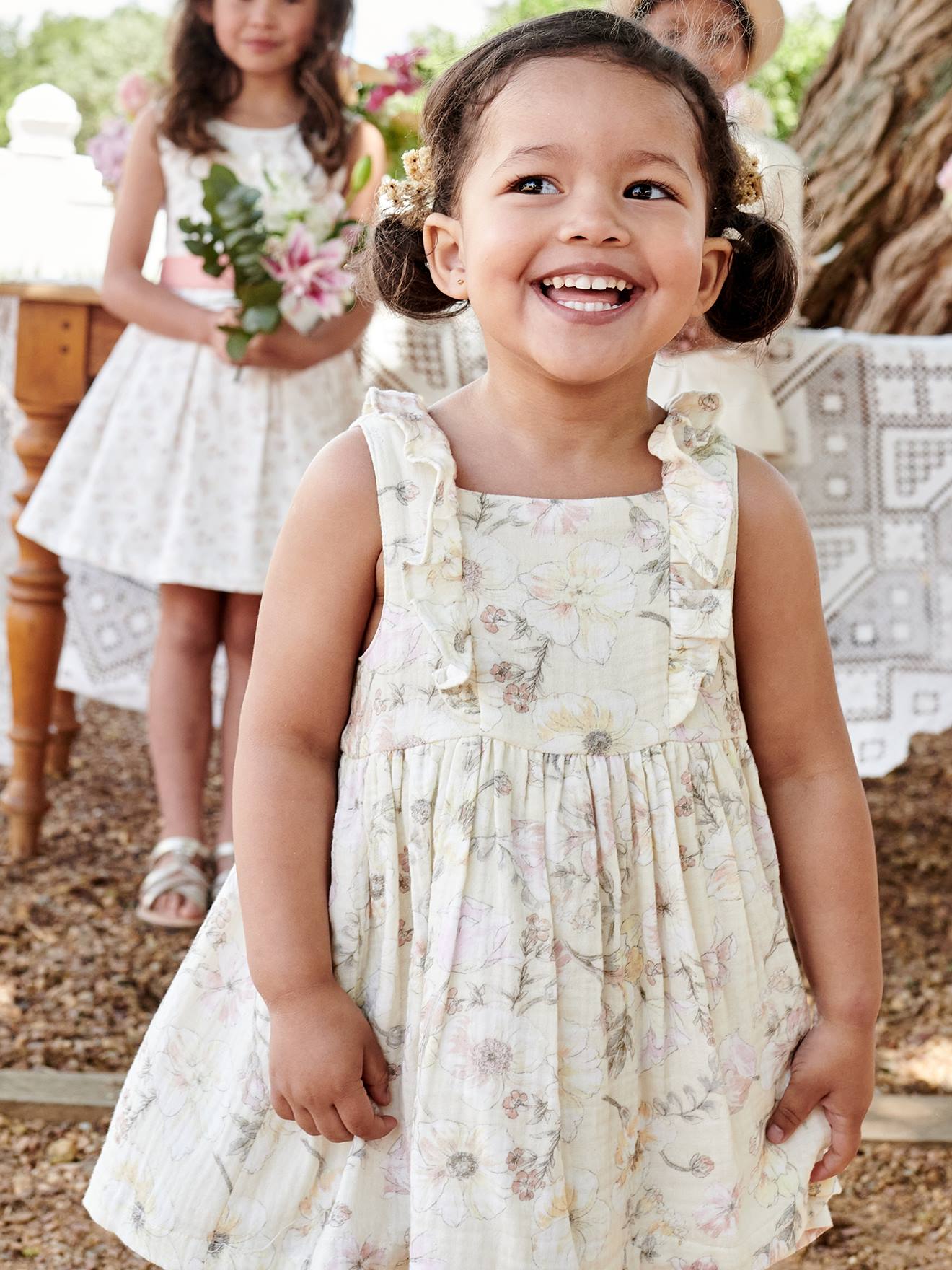 Vestido infantil em chiffon de algodão cru com estampa floral.