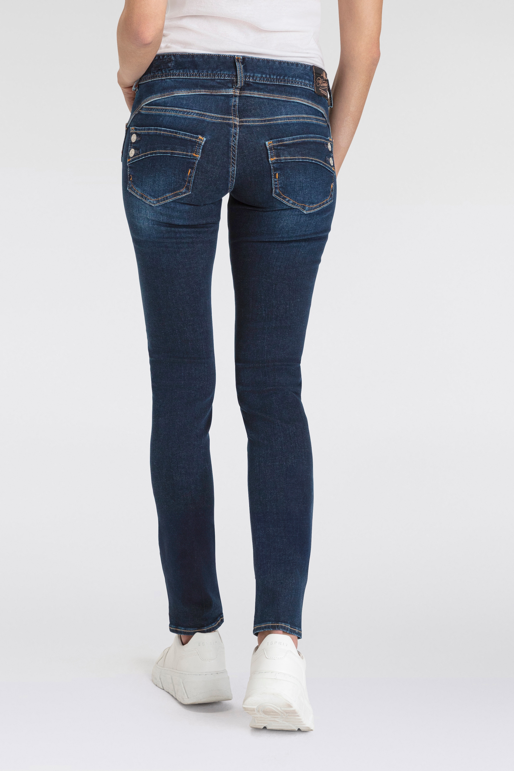 Herrlicher Slim-fit-Jeans »Piper Slim Denim«, mit Zierknöpfen an den Gesässtaschen