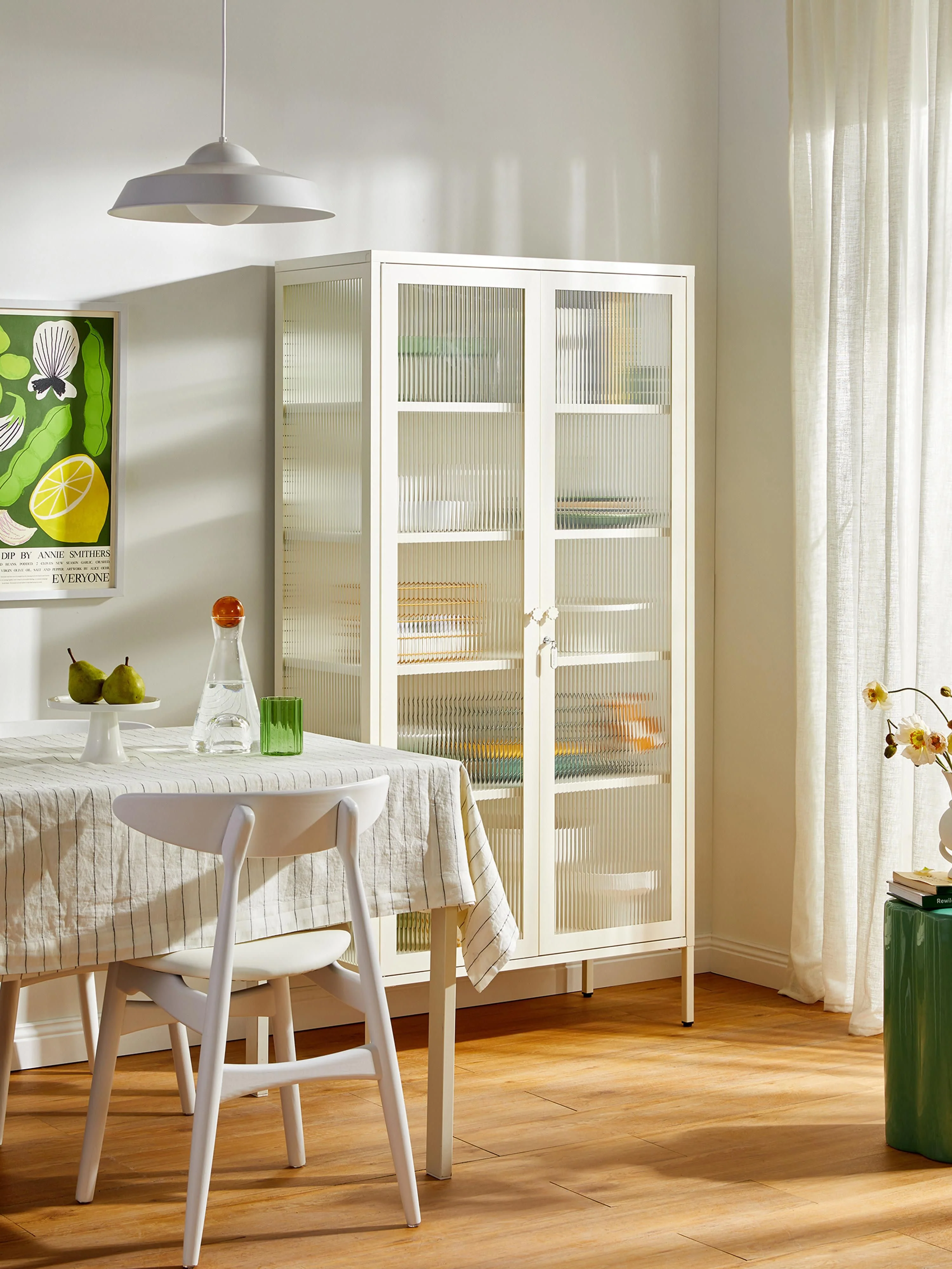 Metalen vitrinekast The Collector met geribbeld glas