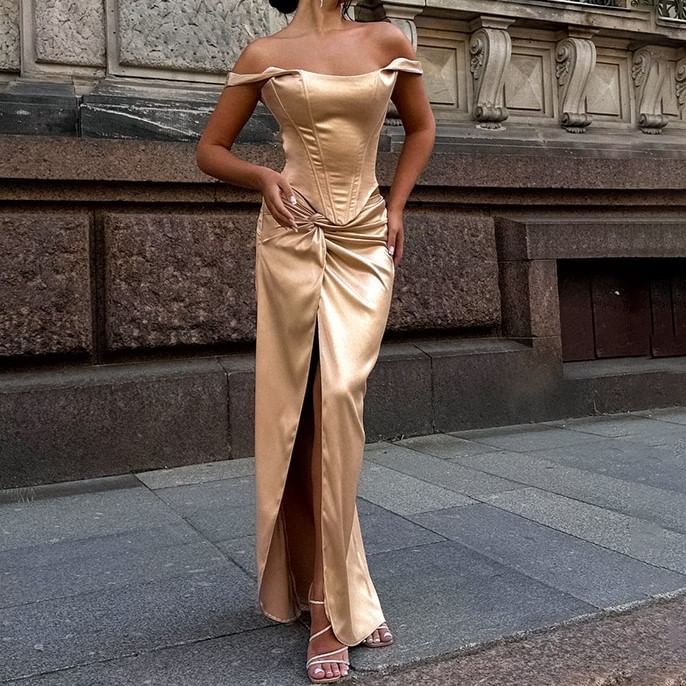 Femme Cradle - Off-shoulder satijnen maxi-bodyconjurk met uitgesneden plooien en splitten