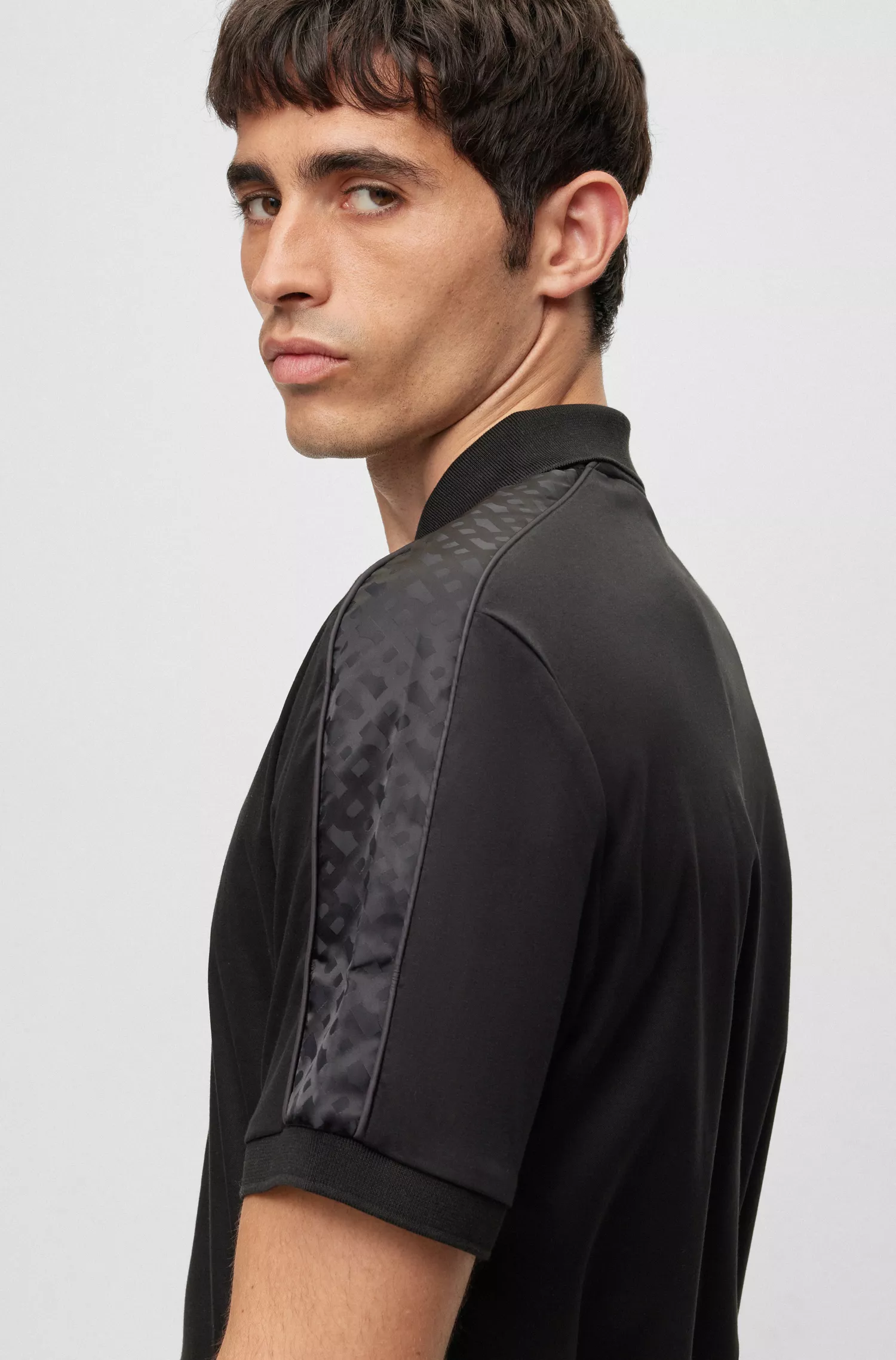 Camisa polo BOSS preta em algodão mercerizado com detalhes em jacquard com monograma.