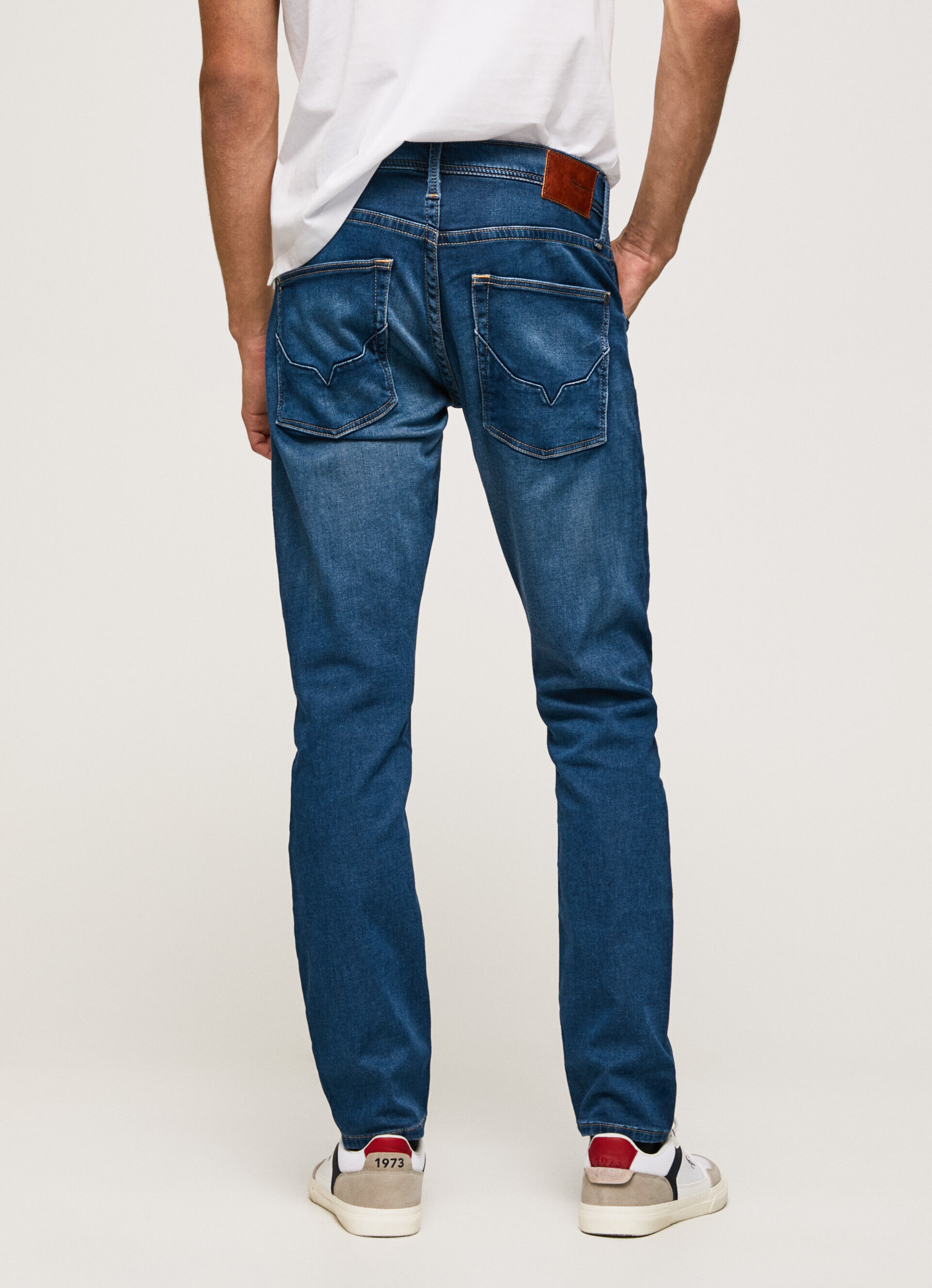 Calça jeans estilo esportivo com cintura regular - jeans