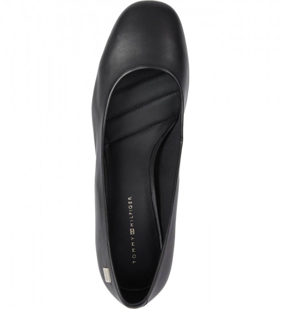 Sapatos Tommy Hilfiger Essential de couro com salto médio e bico quadrado, pretos.